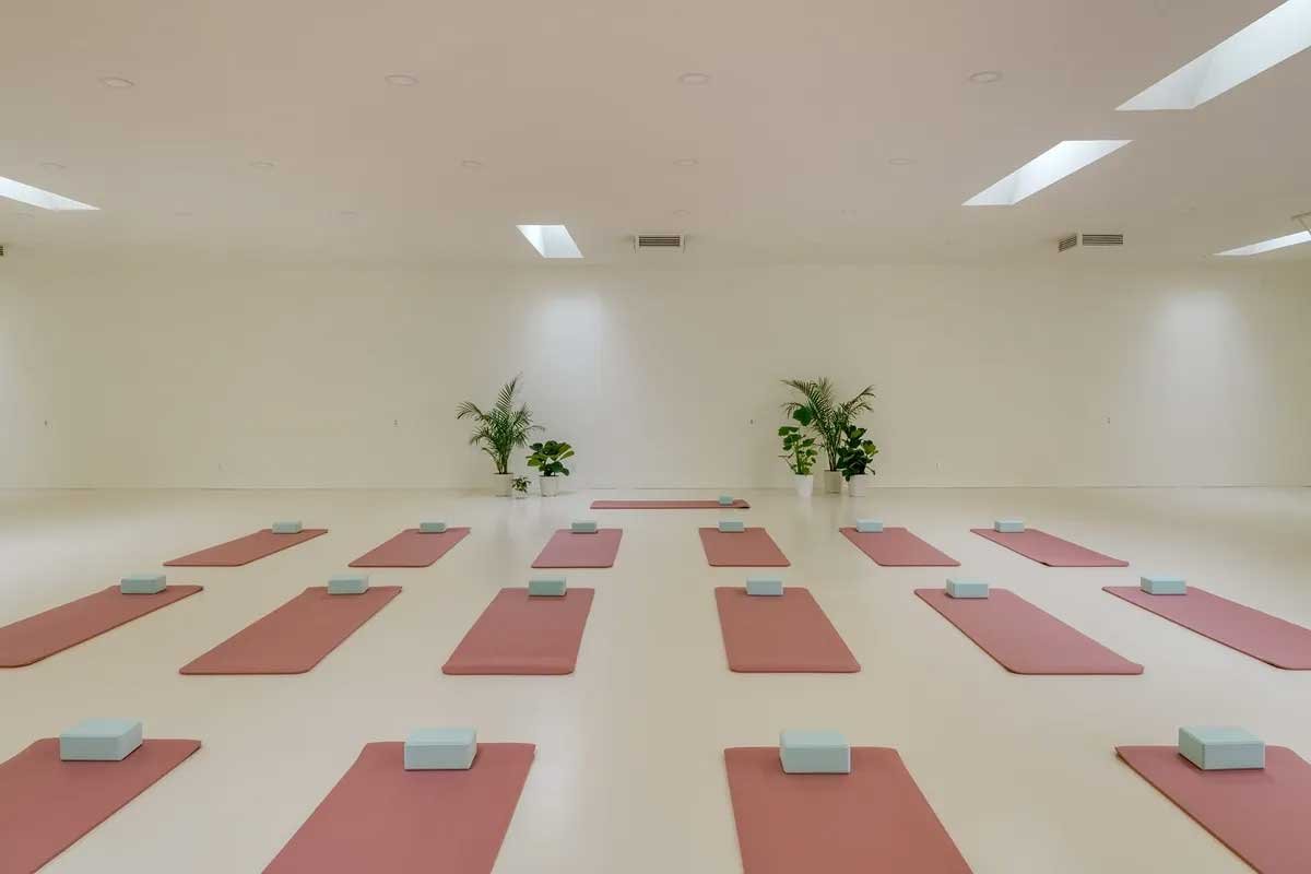 Images of the "Pond Estate" are provided courtesy of avantstay.com
