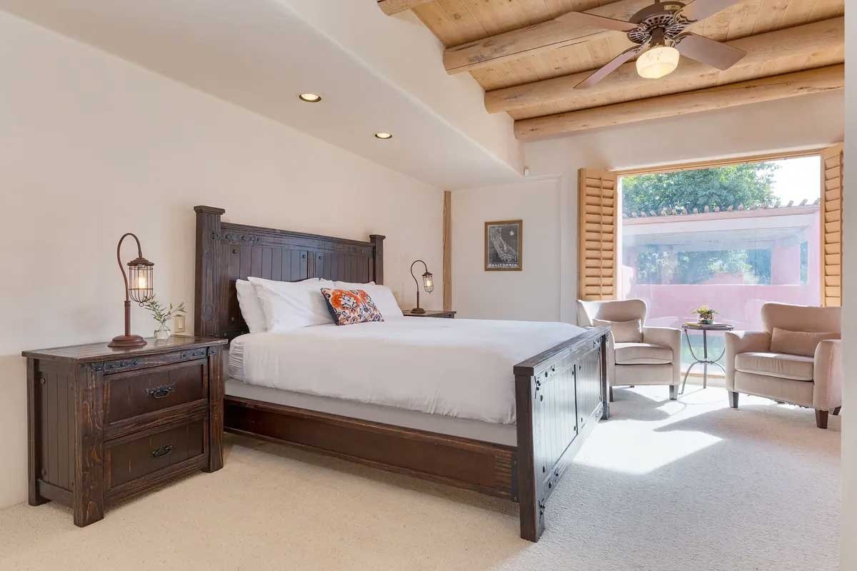 Images of the "Pond Estate" are provided courtesy of avantstay.com