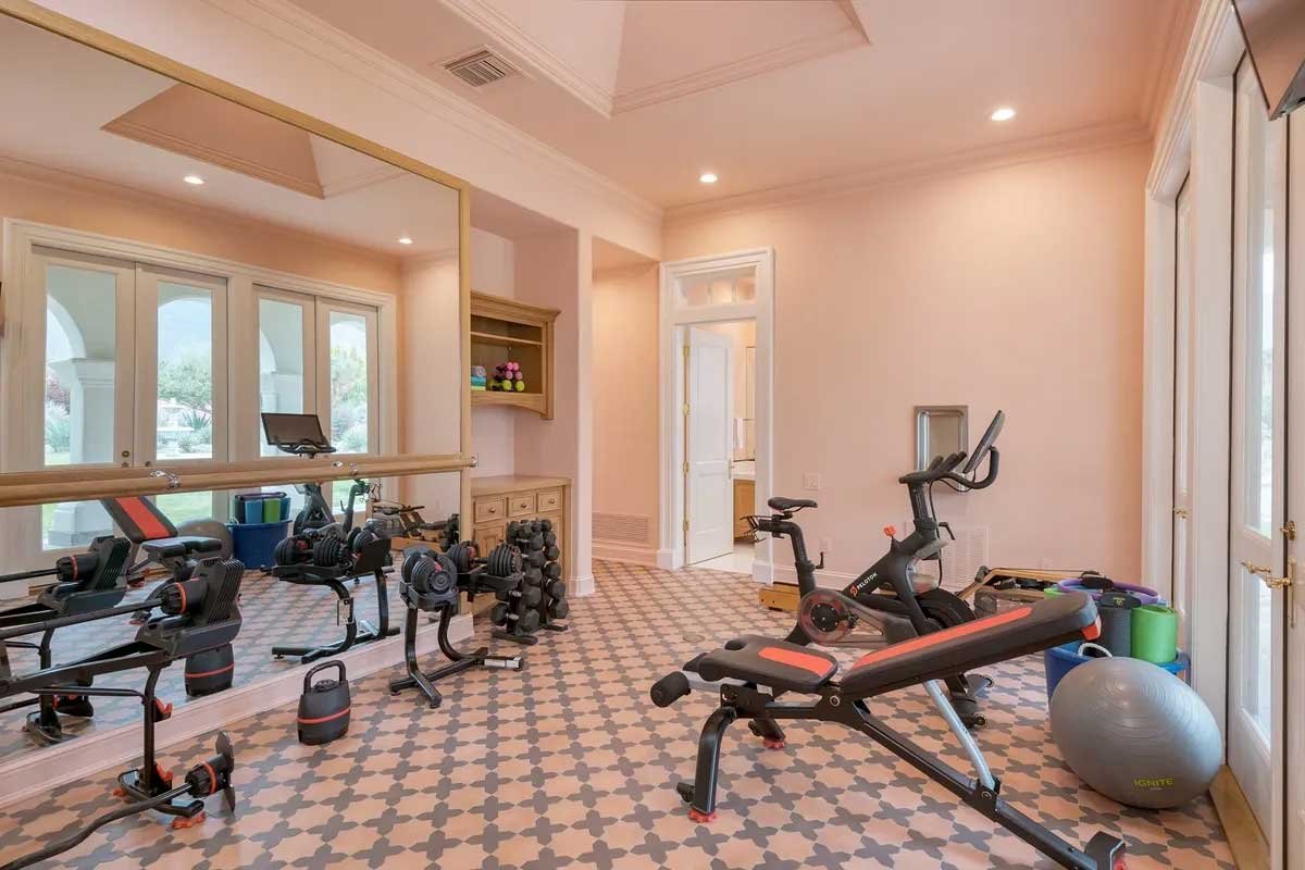 Images of the "Pond Estate" are provided courtesy of avantstay.com