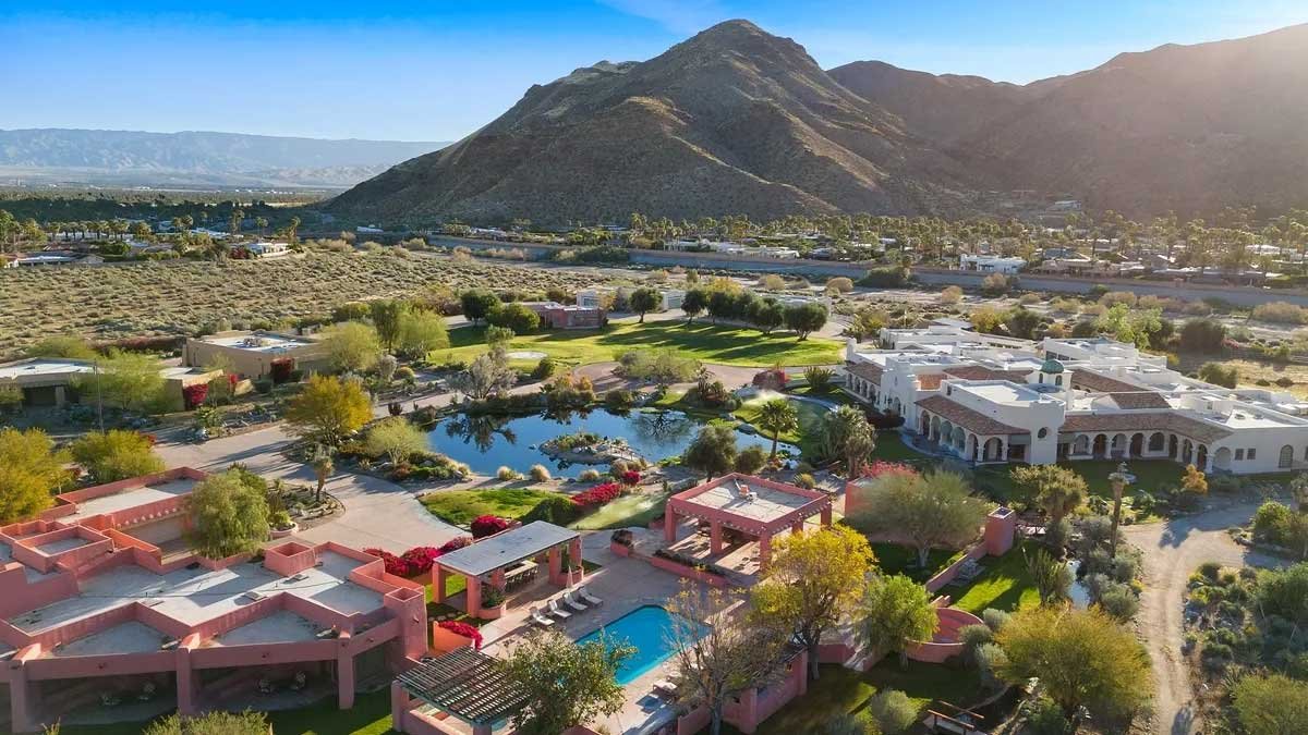 Images of the "Pond Estate" are provided courtesy of avantstay.com