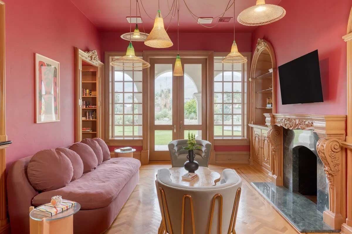 Images of the "Pond Estate" are provided courtesy of avantstay.com