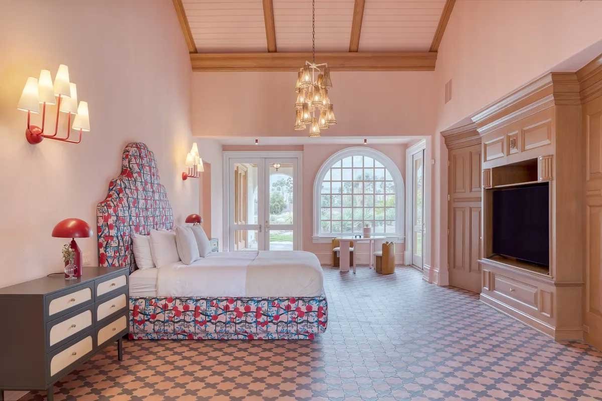 Images of the "Pond Estate" are provided courtesy of avantstay.com