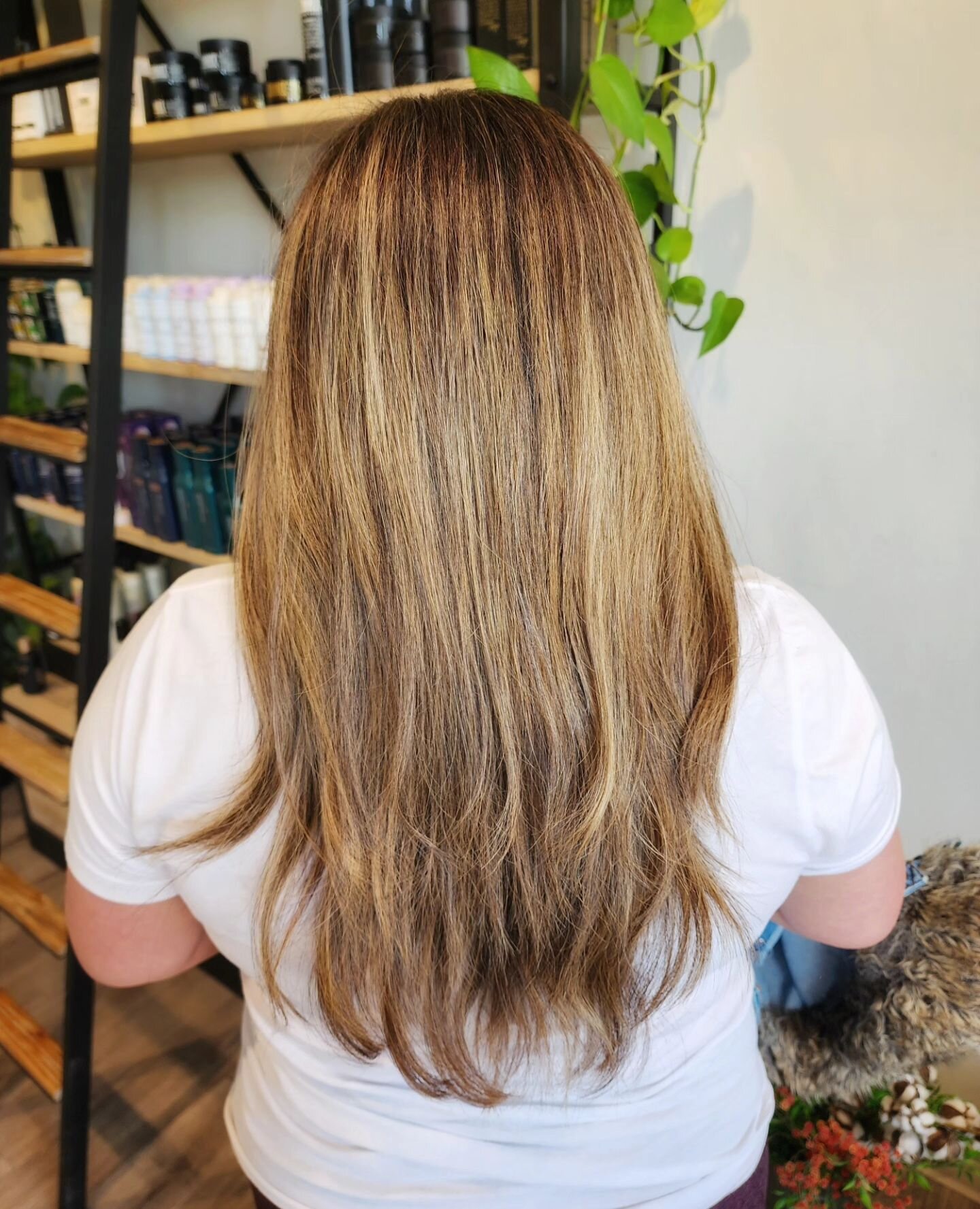 Corrective color! Scroll for the before pics of sweet Jackie's hair - bleeding foils, hard lines and crazy uneven color 🫣 this was our first go at getting her color back on track, and while it's not perfect, it's a heck of a lot more liveable than b