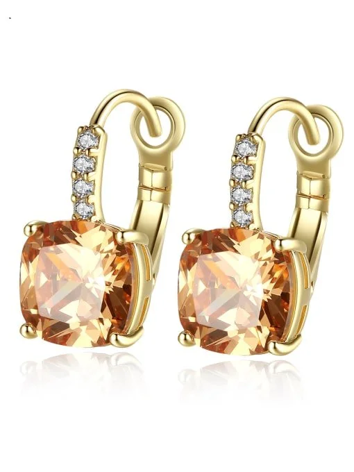 Pendientes dorados con gemas grandes y pequeñas, con piedras brillantes en la parte superior.