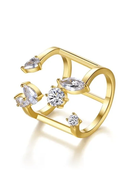 Anillo dorado con múltiples piedras de cristal o diamantes decorativas en diferentes formas y tamaños.