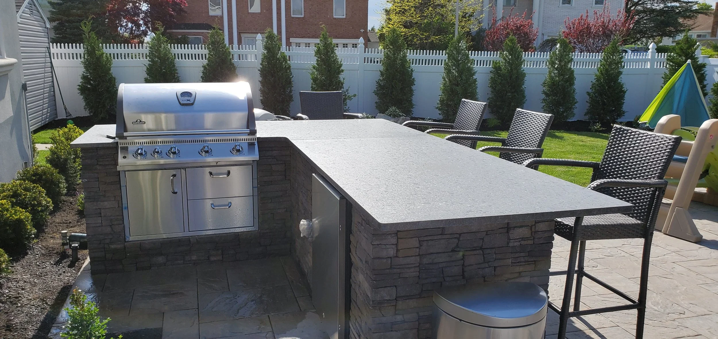 Barbecue with countertop.
