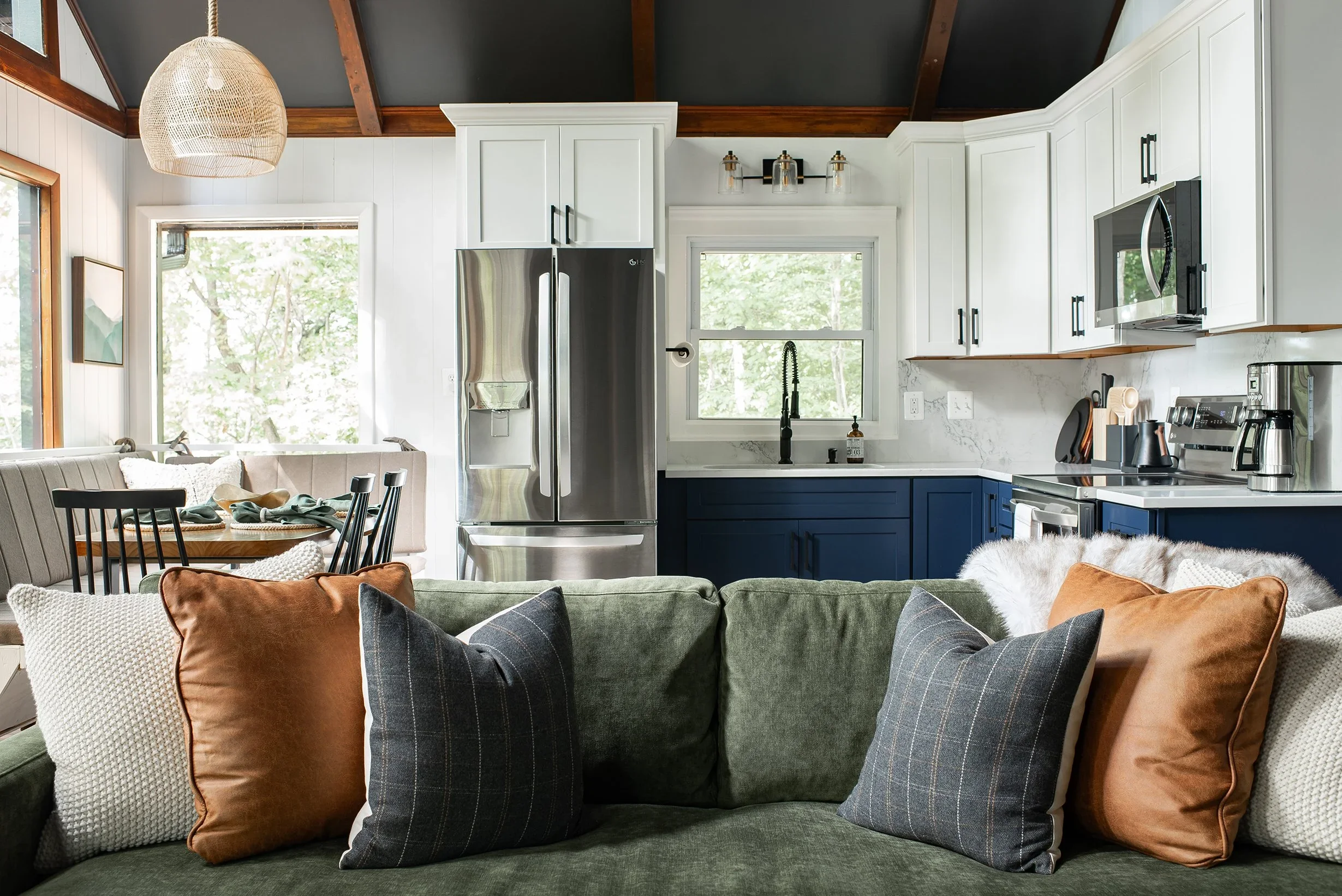 roots-and-realms-retreats-short-term-rentals-emberwood-wooded-forest-mountain-cabin25.webp