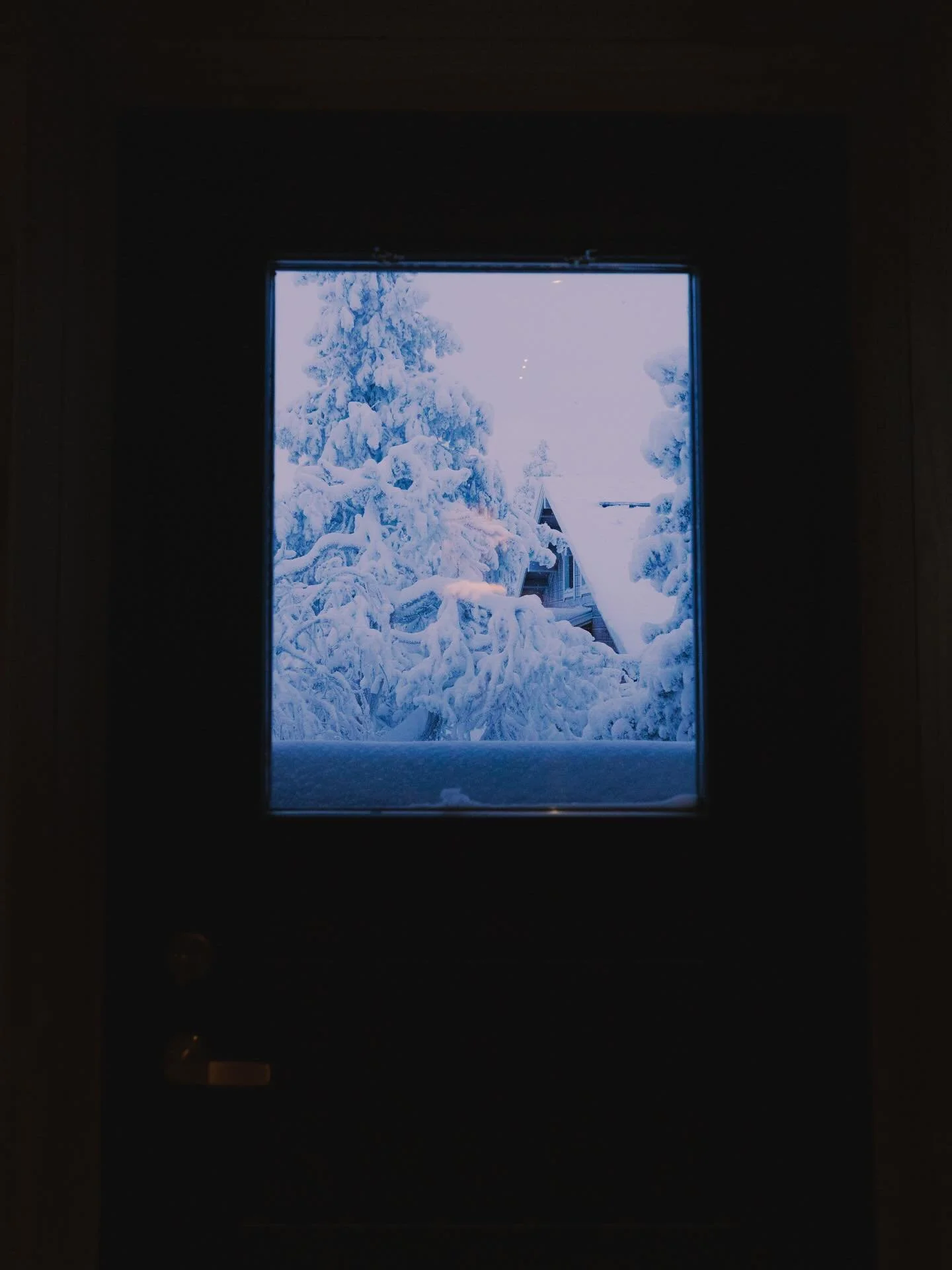 Silence, framed. 
@chalet_utsu

📷 @jereviinikainen 
#chaletutsu #lapland #levifinland