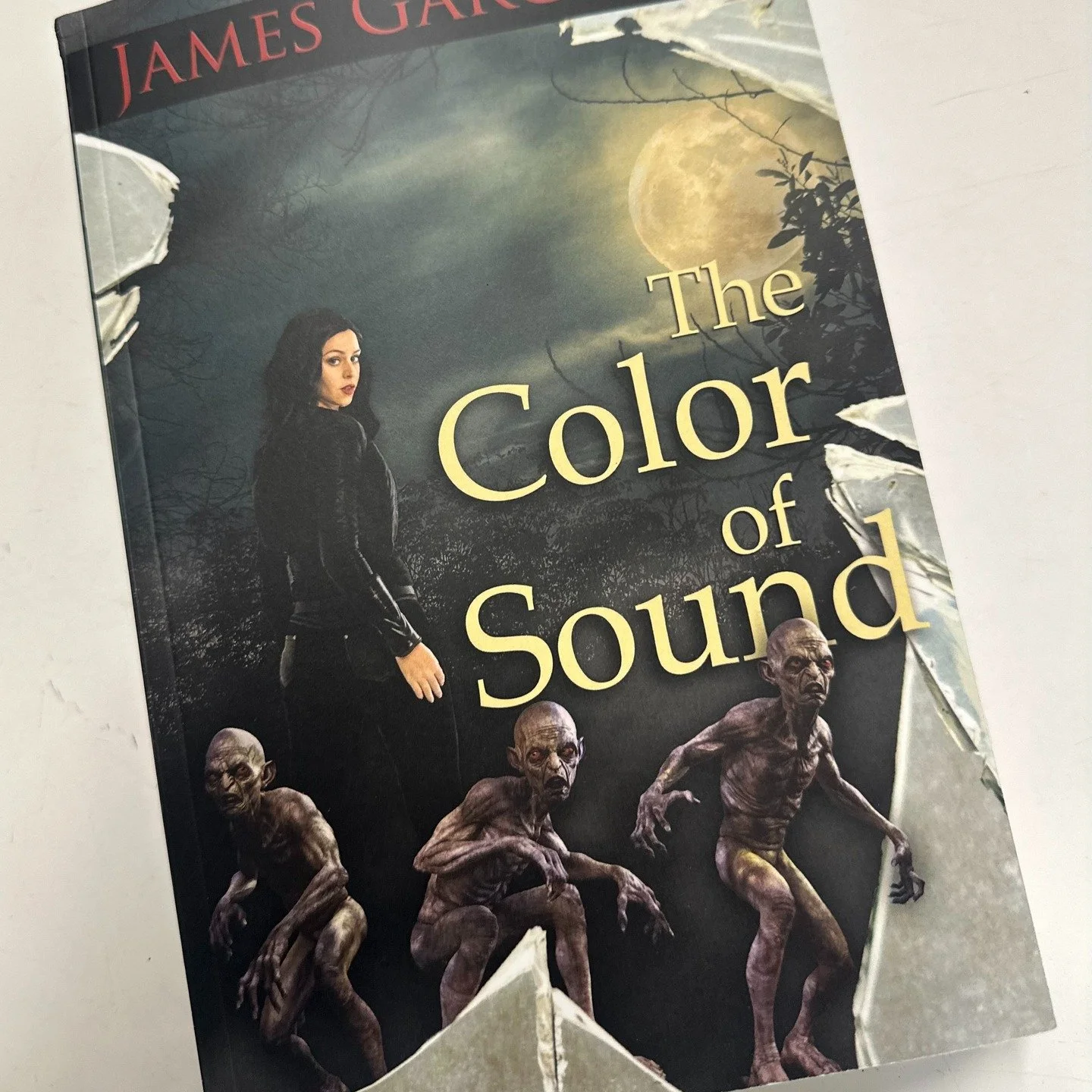 One graveyard.
A vampire lurking in the shadows. 🕯️
What was meant to be a crime thriller suddenly turned into horror. Join James Garcia Jr. as they reveal the story that shocked even them.
🎧 Full episode:
www.readmybook.net/ink-airwaves-podcast/