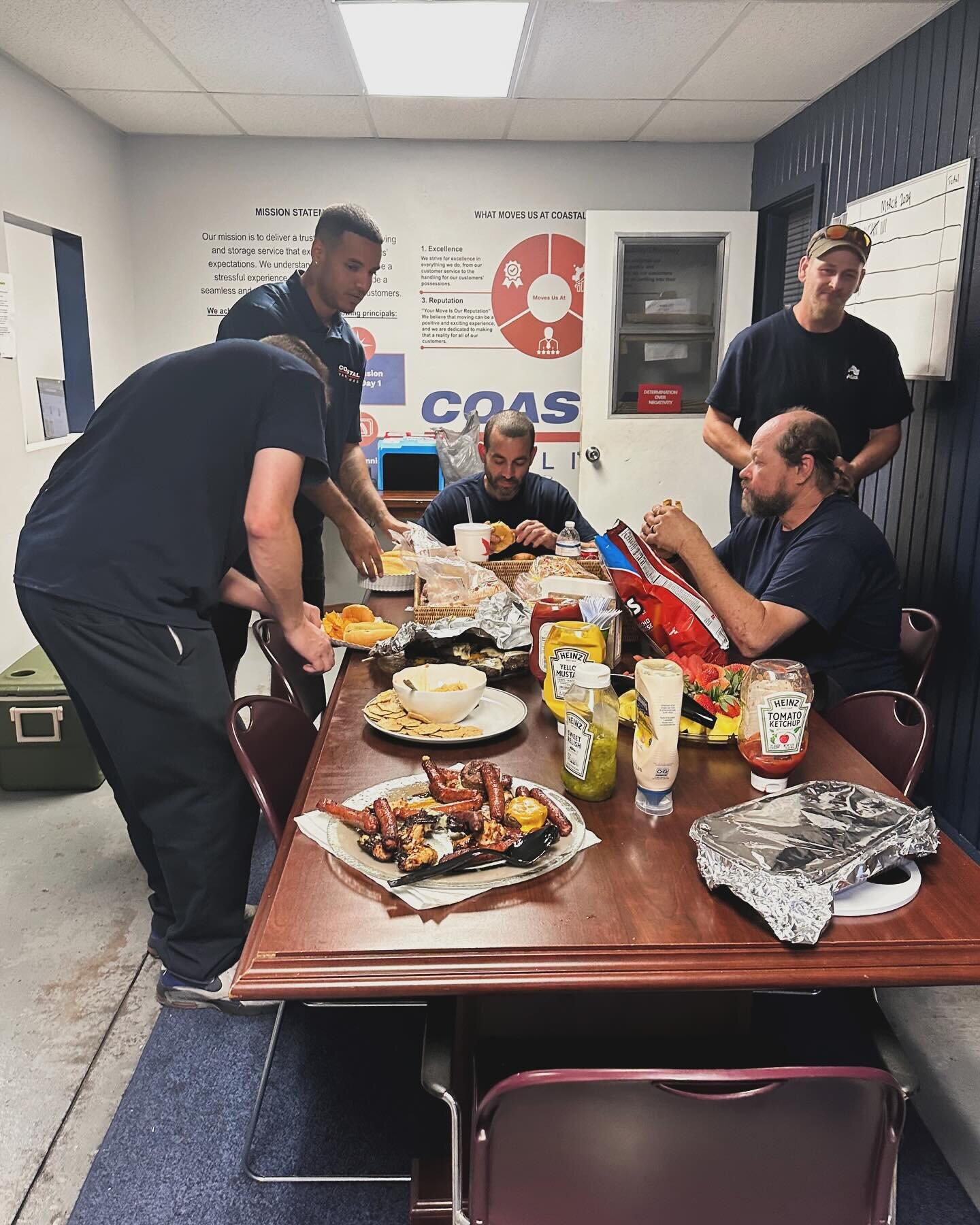 This week we hosted a quality/customer service meeting with Team Coastal 🚛🙌🏼

We strive to ensure all our team members are providing our customers with the same quality, top tier service!! 🌟

And we have FUN while we do it 🍔🍉😉

#movingcompany 