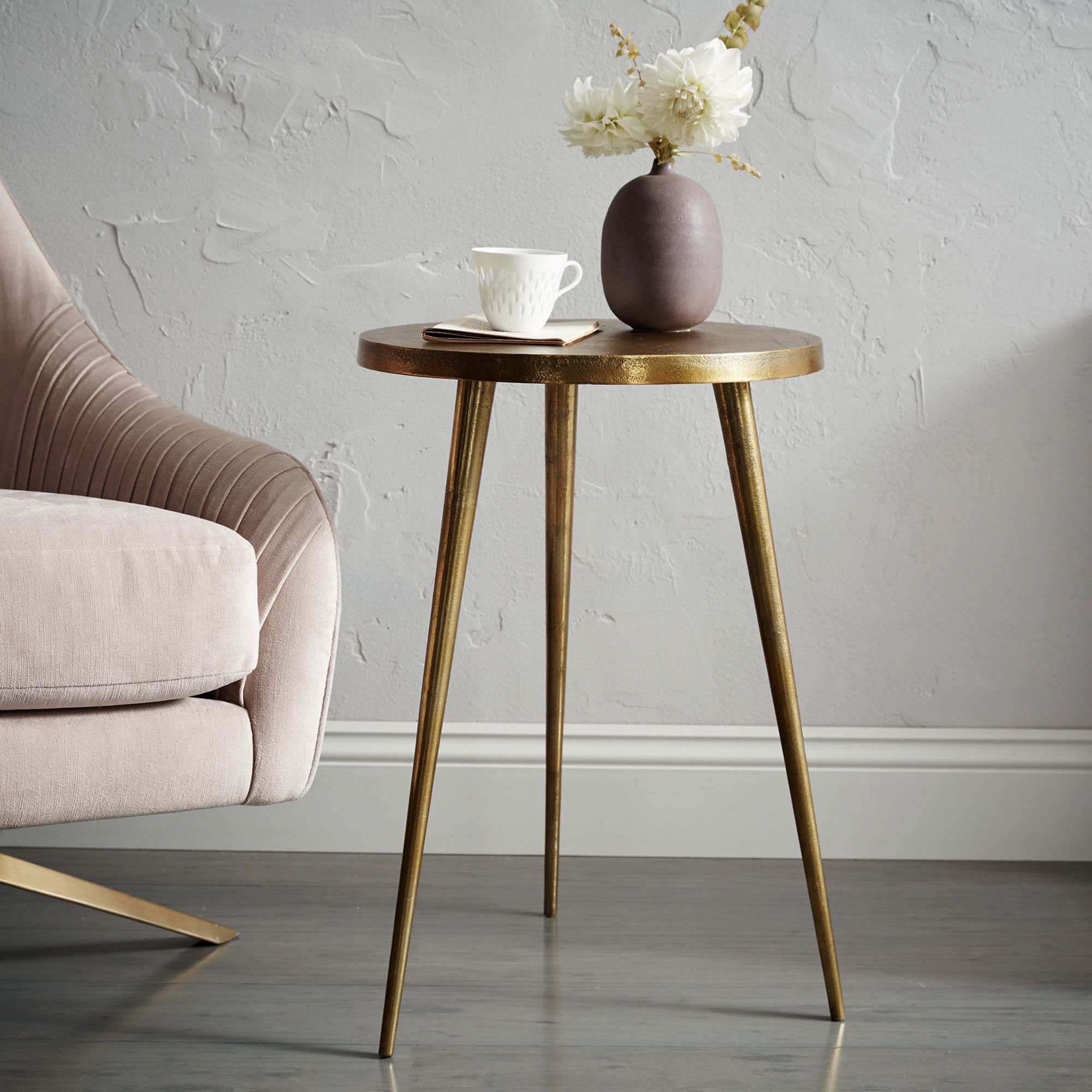 casted-tripod-round-bistro-table-30-xl.jpeg