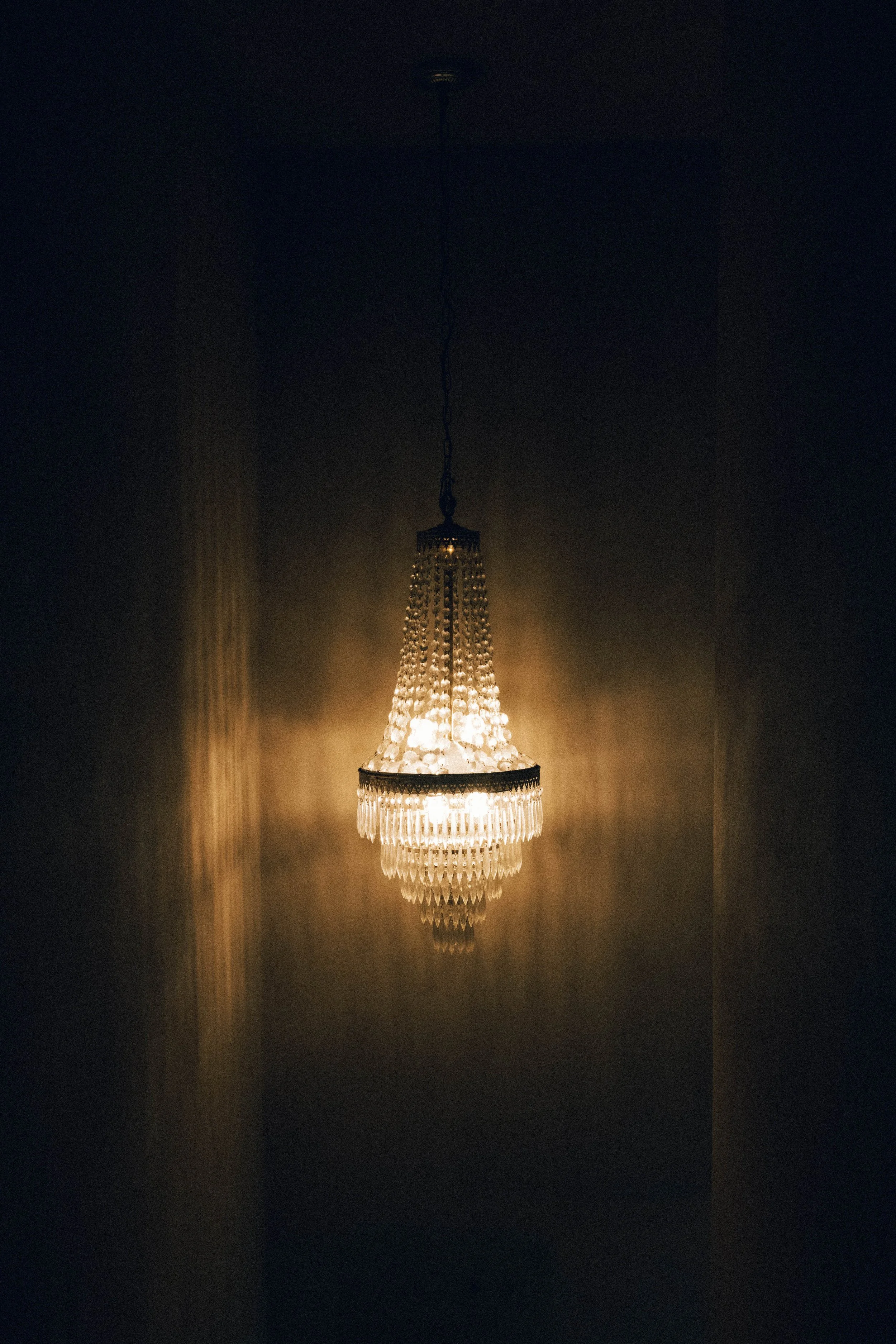 details-shot-european-light-fixture-moody.jpg