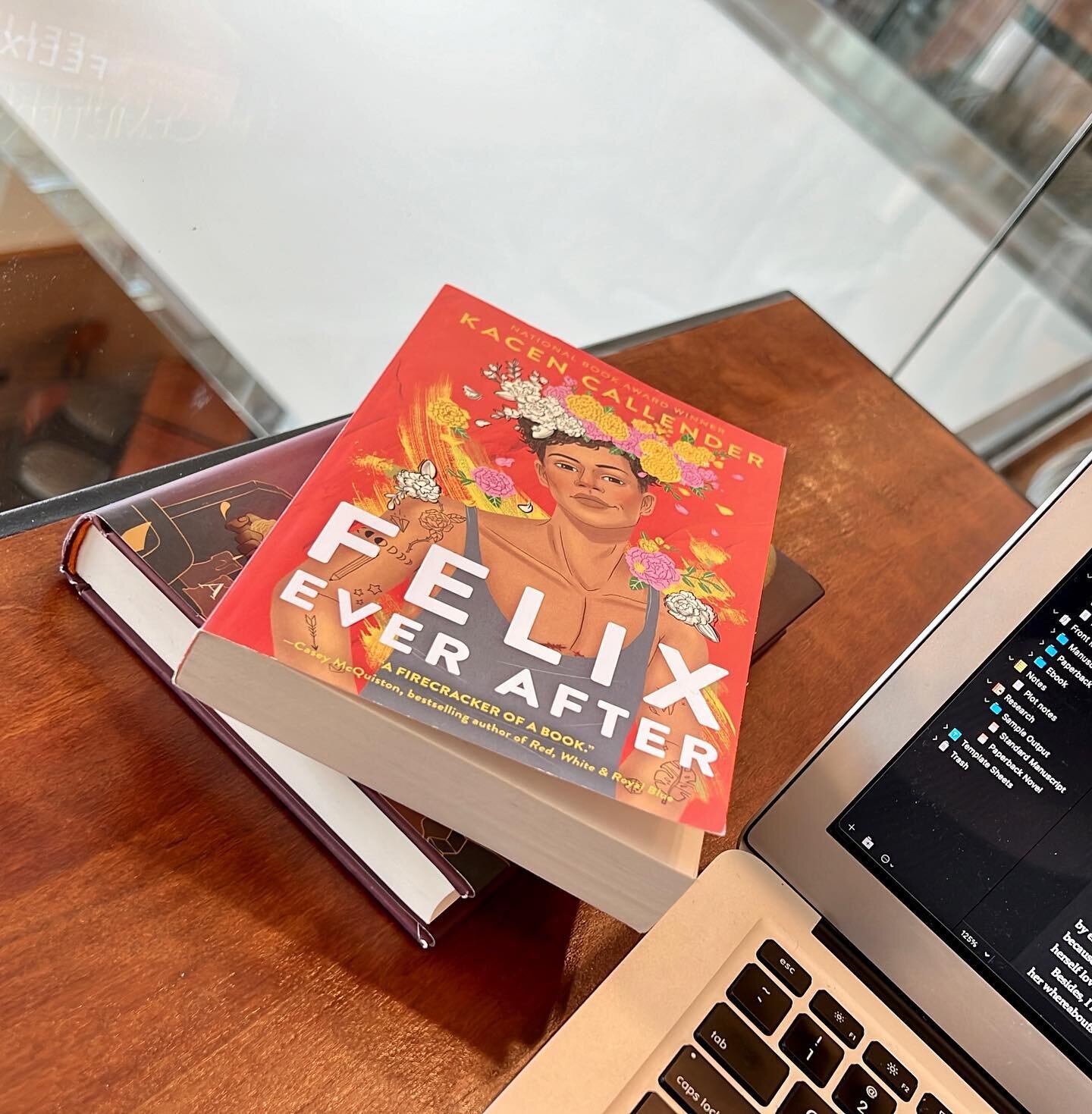 Writing day at my local B&amp;N, and I couldn&rsquo;t resist picking up a couple of books to round out #transrightsreadathon week! FELIX EVER AFTER by Kacen Callender and CEMETERY BOYS by Aiden Thomas 🏳️&zwj;⚧️