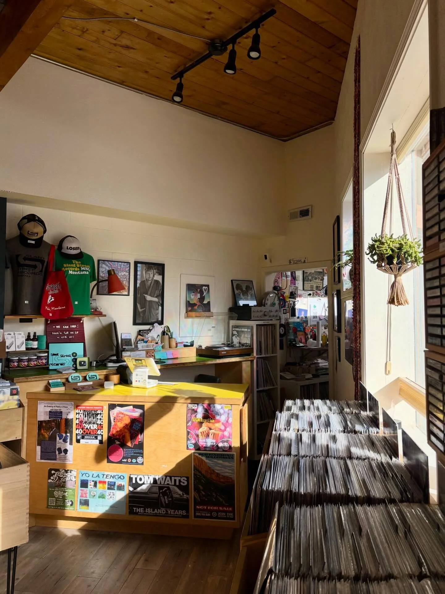 SUNday at Slant Street 😎🌞 Bins are stacked and the vibes are good. Come get yer&rsquo; fix, here till 4!🎶👩🏼&zwj;🎤🌄