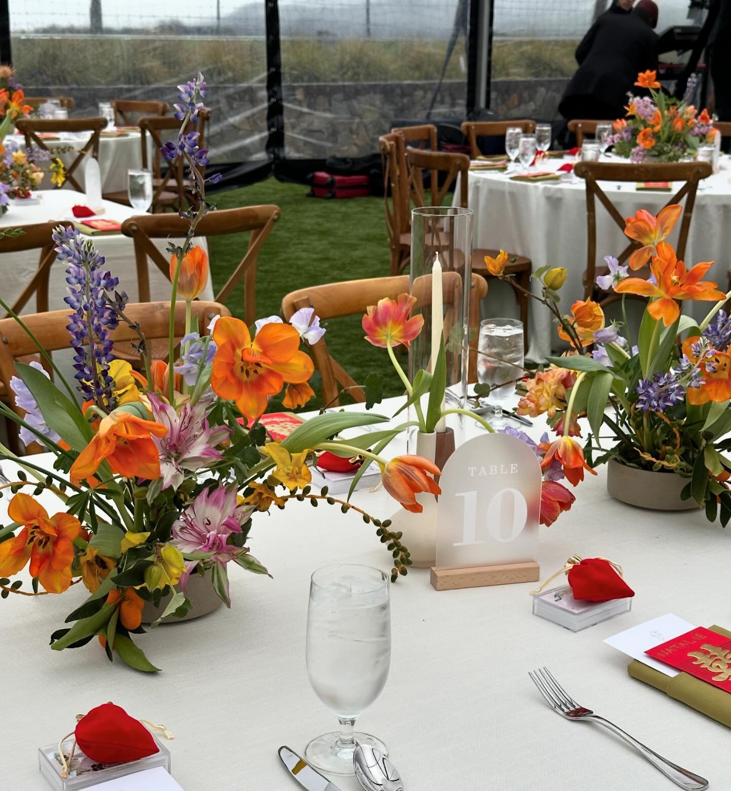 is still dreaming about these colorful moments at Joanna and Mehul&rsquo;s dinner last Saturday 🧧 Dancing tulips and local lupine will always be a spring favourite now~ 🌼 @alcott_botanicals @deweyfarmsflowers @goldencoastflowercollective
一
with @be