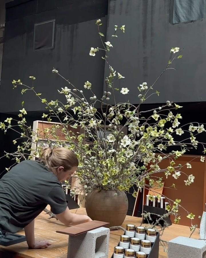around this time last Thursday during our lunch break, we created the biggest arrangement for @dandelionchocolate at @craftchocolateexperience. 

ingredients: dogwood, almonds, loppers and two sweaty humans.

vid 2 - snippets of the making of the pro