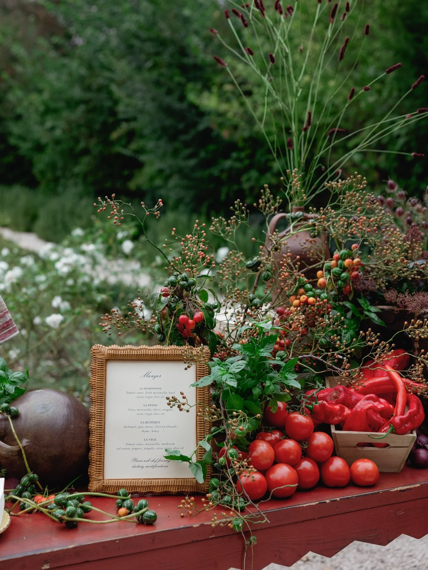 One year ago today, a very yummy start 🍅 to an incredible weekend celebrating these two in Provence. Sophia &amp; Lucas, part 1 + little BTS moments 🖤

Planning + Design | @sophia.goff 
Photography | @samanthadeanphoto 
Textile Design | @vadagoods 