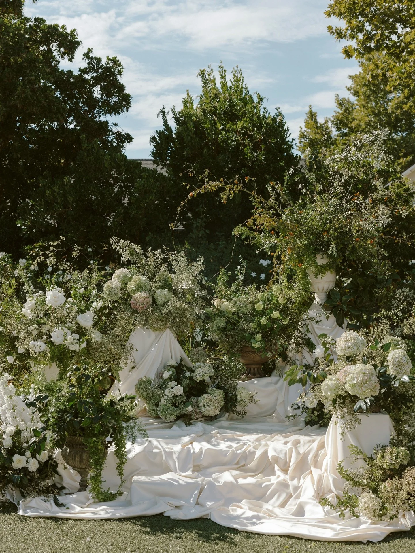 When flowers and fabrics flow 一 Looking back at some of our favourite collaborative installations; starting with this overgrown, sculptural garden we created with our friends @vadagoods in the heart of summer.

For Kaitlin &amp; Brian 一
Planning &amp