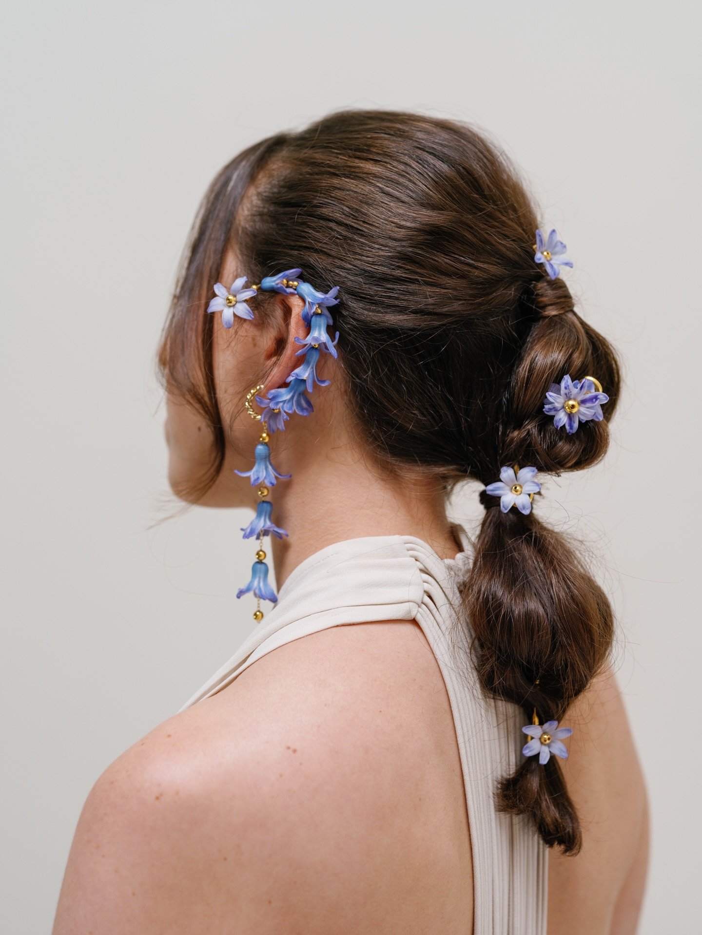 01 - 𝙃𝙮𝙖𝙘𝙞𝙣𝙩𝙝
On view @legionofhonor | Gallery 013

Something precious inspired by the lilac amethysts inset on &ldquo;the Londonderry table&rdquo; ca.1800s

Photography | @bethanypicone 
Beauty | @ravenreedmakeup 
Model |  @oliviatomares 

V