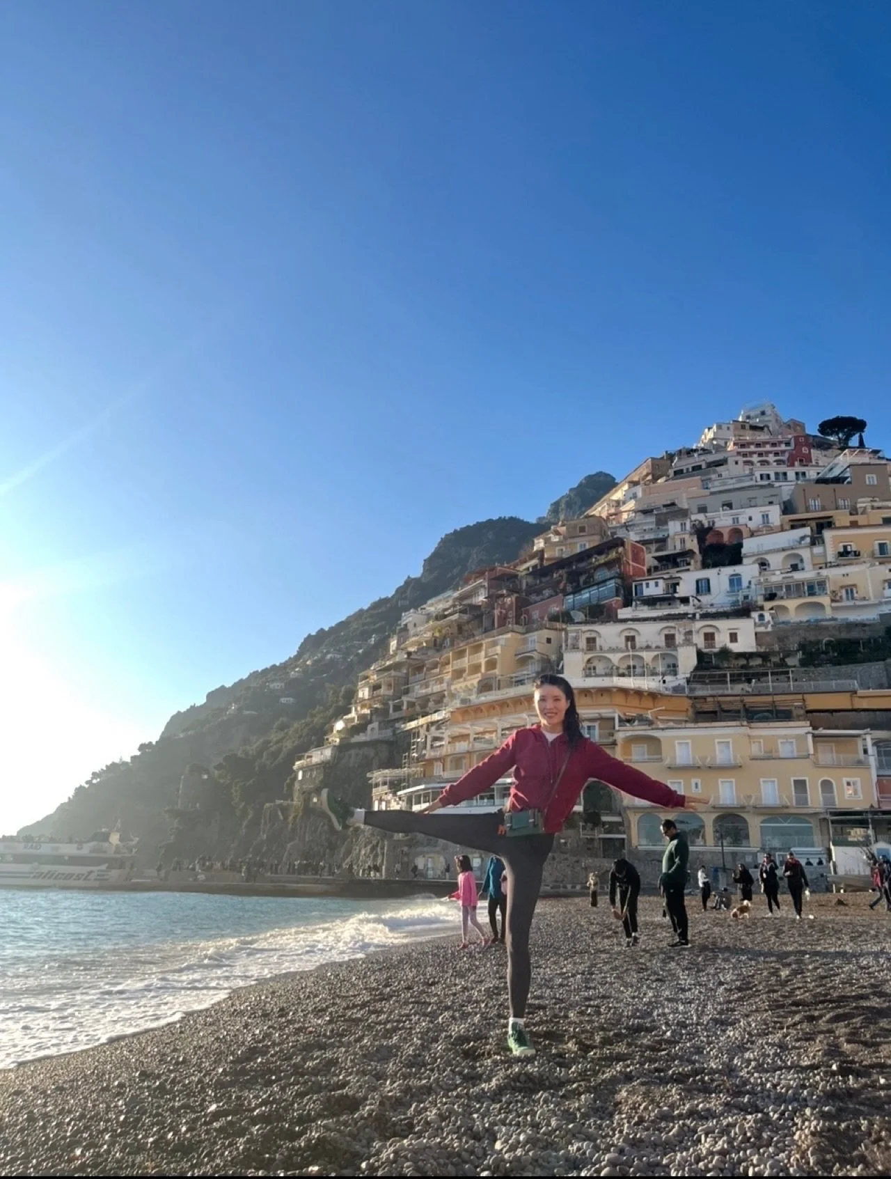 What are your grand plans for this new year? Mine is to switch legs 🤸🏻&zwj;♂️
.
.
#newyearsresolution 
.
.
.
#happynewyear 
.
.
.
.
#artist #photography #photographer