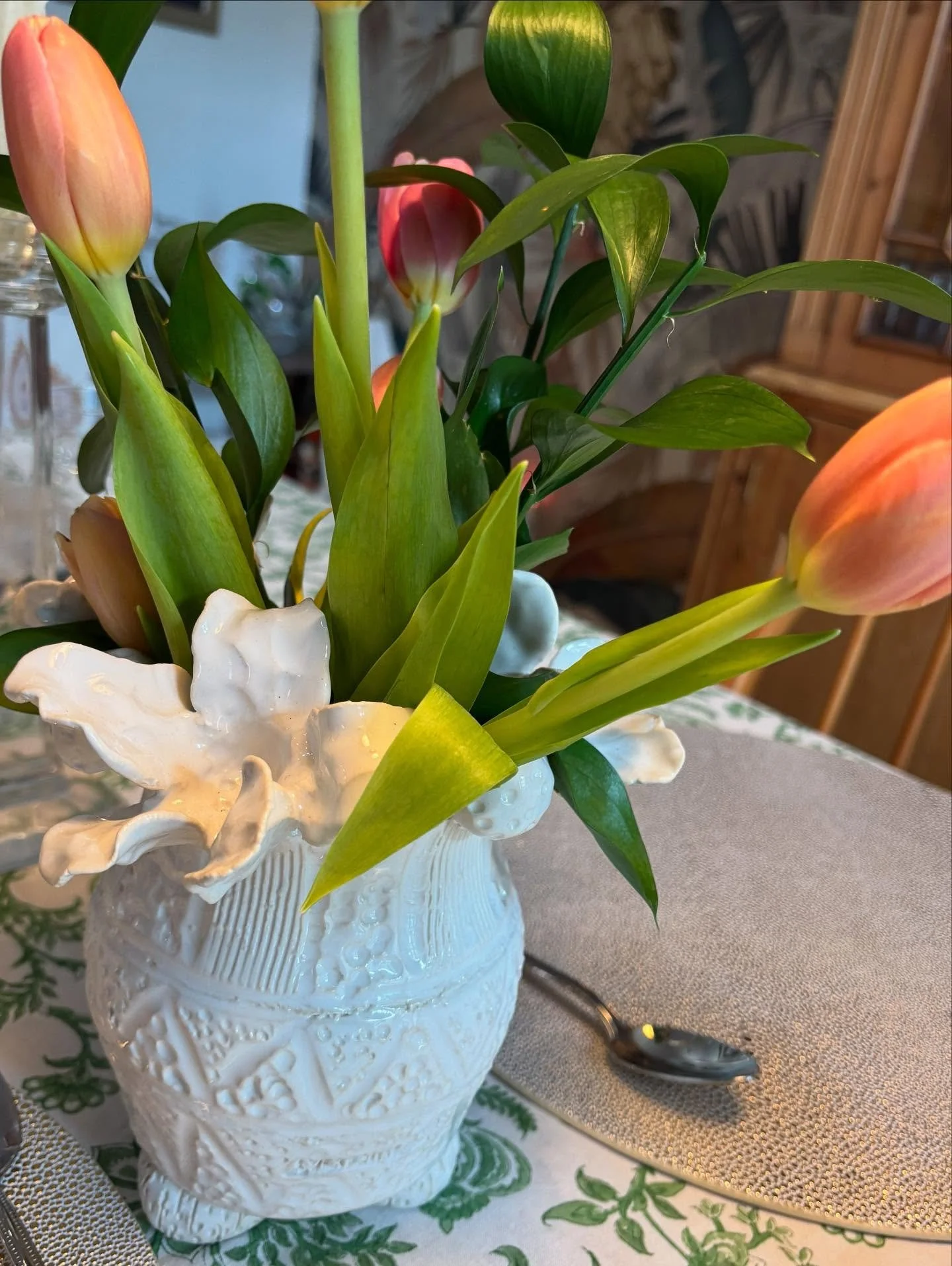 LiBird Enjoying a Summertime Table🌸🌸. Thank you @bentley_boldt_hall for sharing💕💕