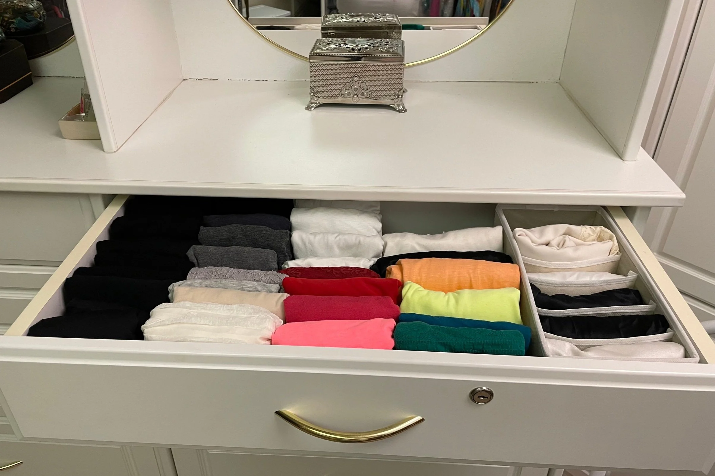 Walk-in Closet with organized Drawer