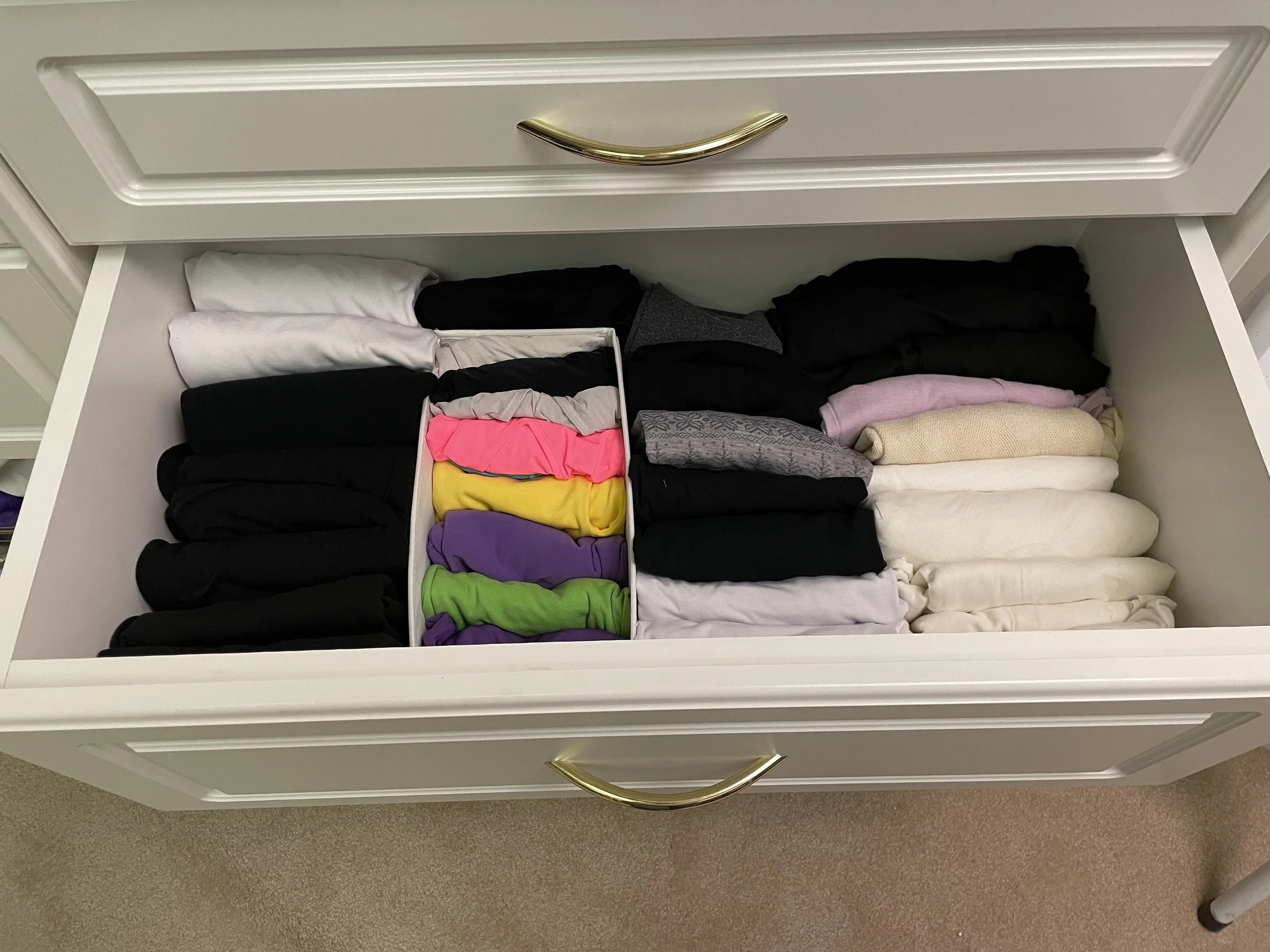 Walk-in Closet organized Drawers with drawer organizers