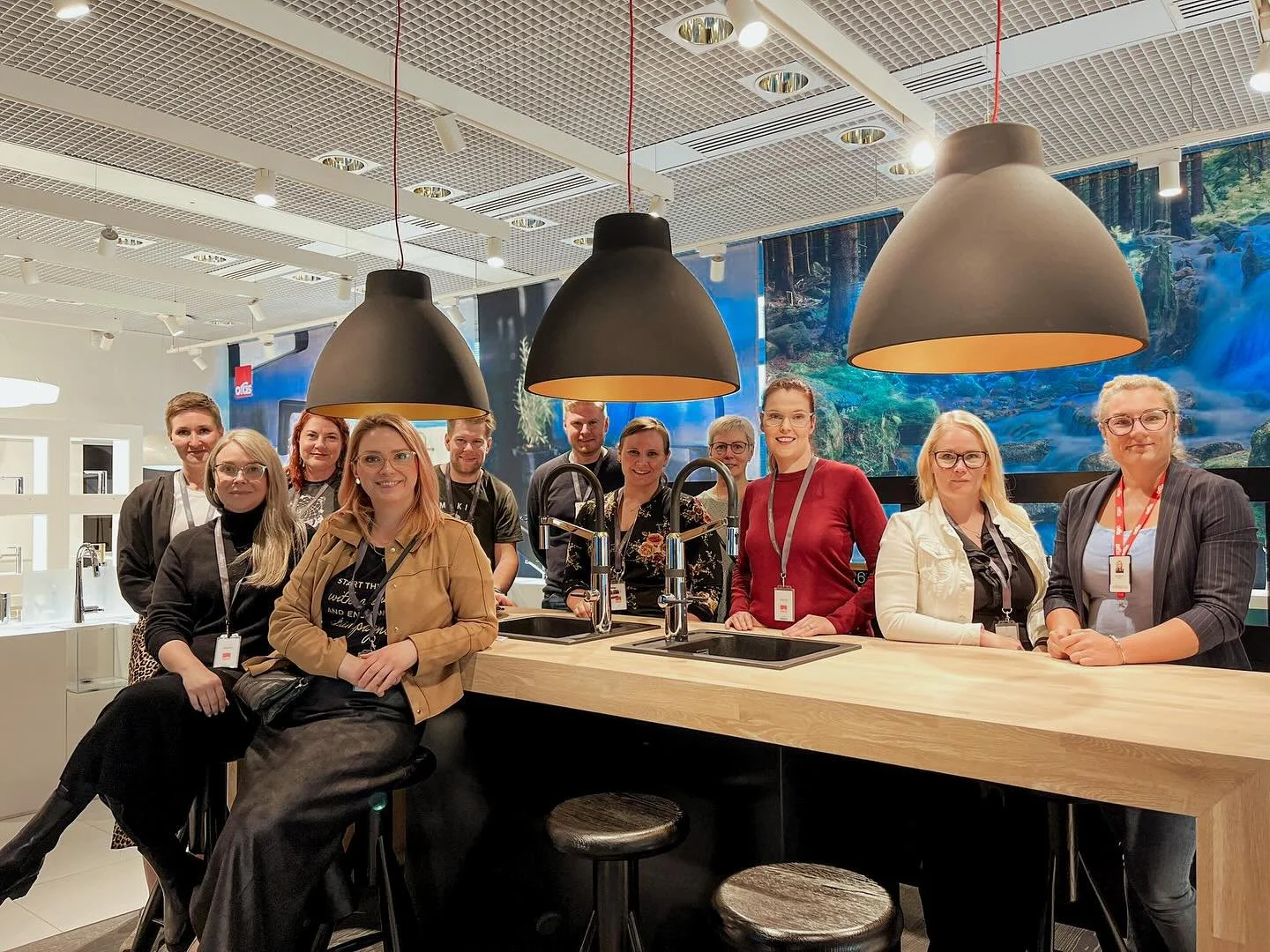 ✨Kiitos yritysvierailusta Orakselle!

Viime viikolla Rauman ja Pyh&auml;j&auml;rviseudun kamarit p&auml;&auml;siv&auml;t kurkistamaan Oraksen tehtaan kulisseihin! Tehdaskierros ja yritysesittely tarjosivat uutta tietoa Oraksesta, sen tuotteista ja hi