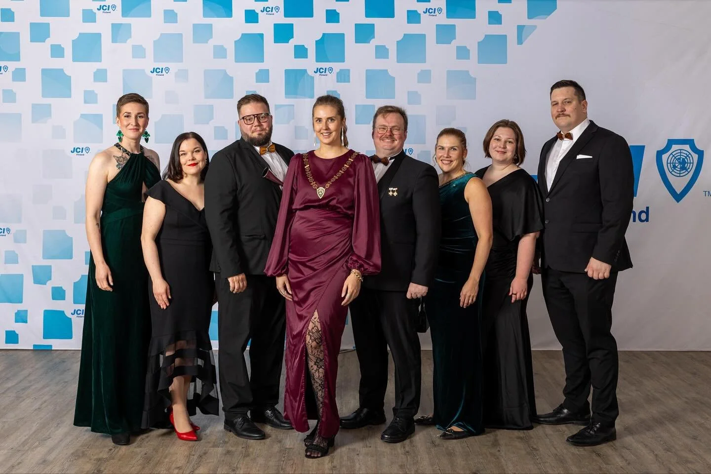 🔥 Intohimoa viikonloppu t&auml;ynn&auml; &ndash; Rauman Nuorkauppakamari oli mukana kansallisessa syyskonferenssissa Himoksella 10.-12.10.2025! T&auml;ss&auml; muutamia kuvia lauantai-illan gaalasta. Raumalainen ryyplaulu &rdquo;Kaad liiveihis ryyp&