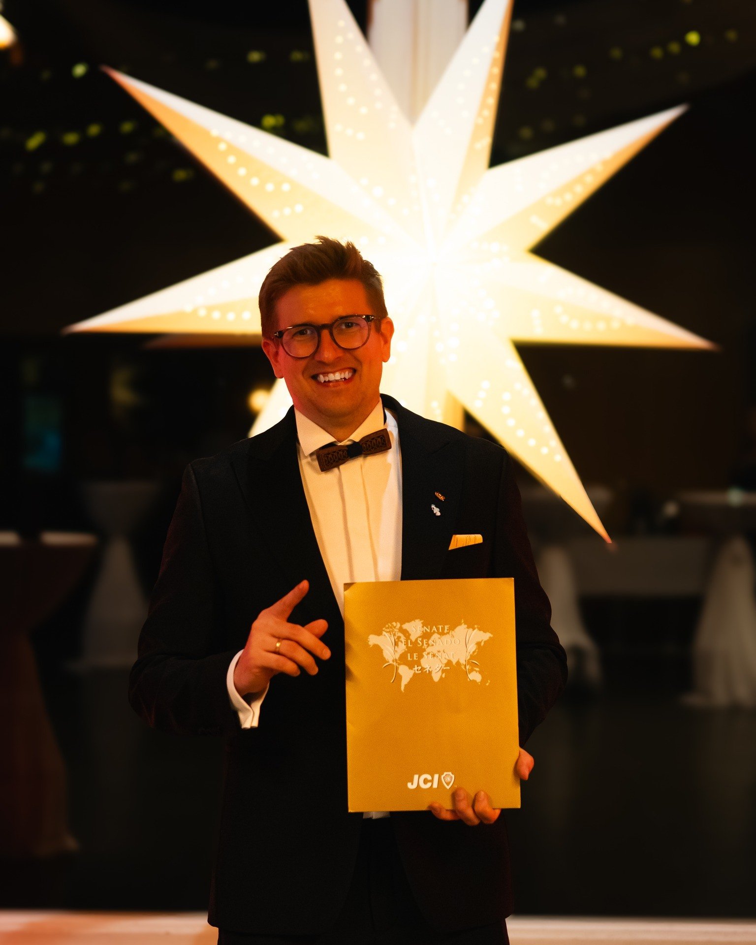 Rauman Nuorkauppakamari sai joulujuhlassaan 5.12.2025 uuden senaattorin, kun Arto sai arvoisensa tunnustuksen ty&ouml;st&auml;&auml;n kamarin hyv&auml;ksi ja h&auml;net tunnetaan jatkossa numerolla #84233.

Mies joka ei tee itsest&auml;&auml;n numero