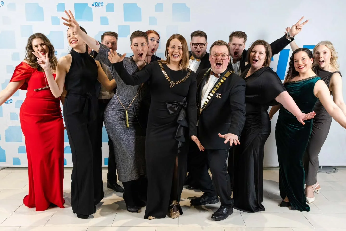 ✨ Palataan viel&auml; hetkeksi Johtoporras -kev&auml;tkonferenssin tunnelmiin. ✨

💙 Meit&auml; oli Raumalta reissussa huikea 12 hengen porukka.

🥂 Meid&auml;n Maija oli mukana vet&auml;m&auml;ss&auml; yleis&ouml;enn&auml;tyksi&auml; rikkoneita spar