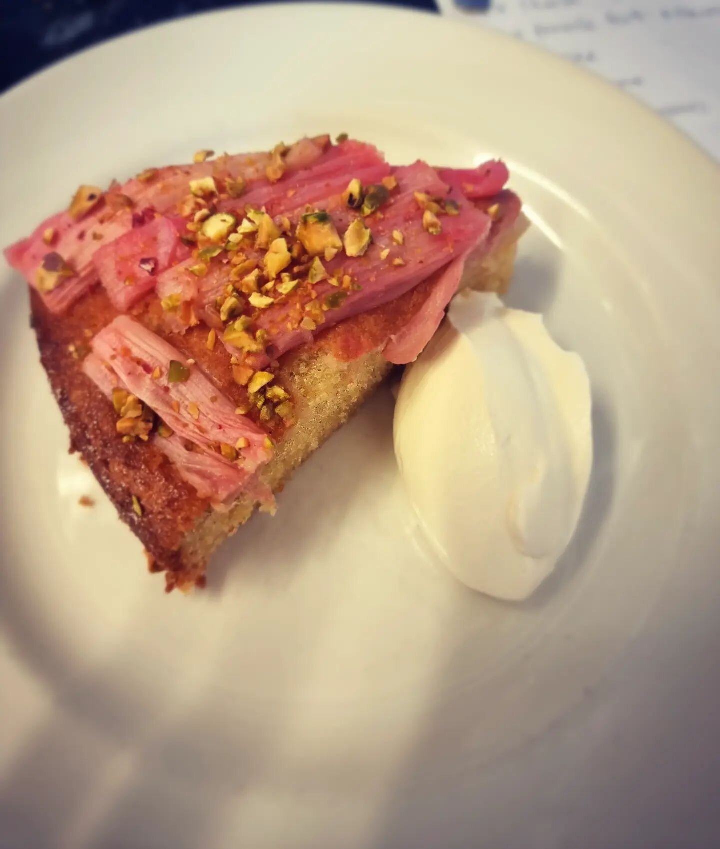 R H U B A R B ! 
This Rhubarb &amp; Orange cake went down very well at yesterday's lunch. With Pistachios and Creme Fraiche, simple but effective 👌 
.
.
.
#rhubarbseason #cooktheseasons #localproduce #sundaylunch #kent #whitstable #sundayroastwhitst