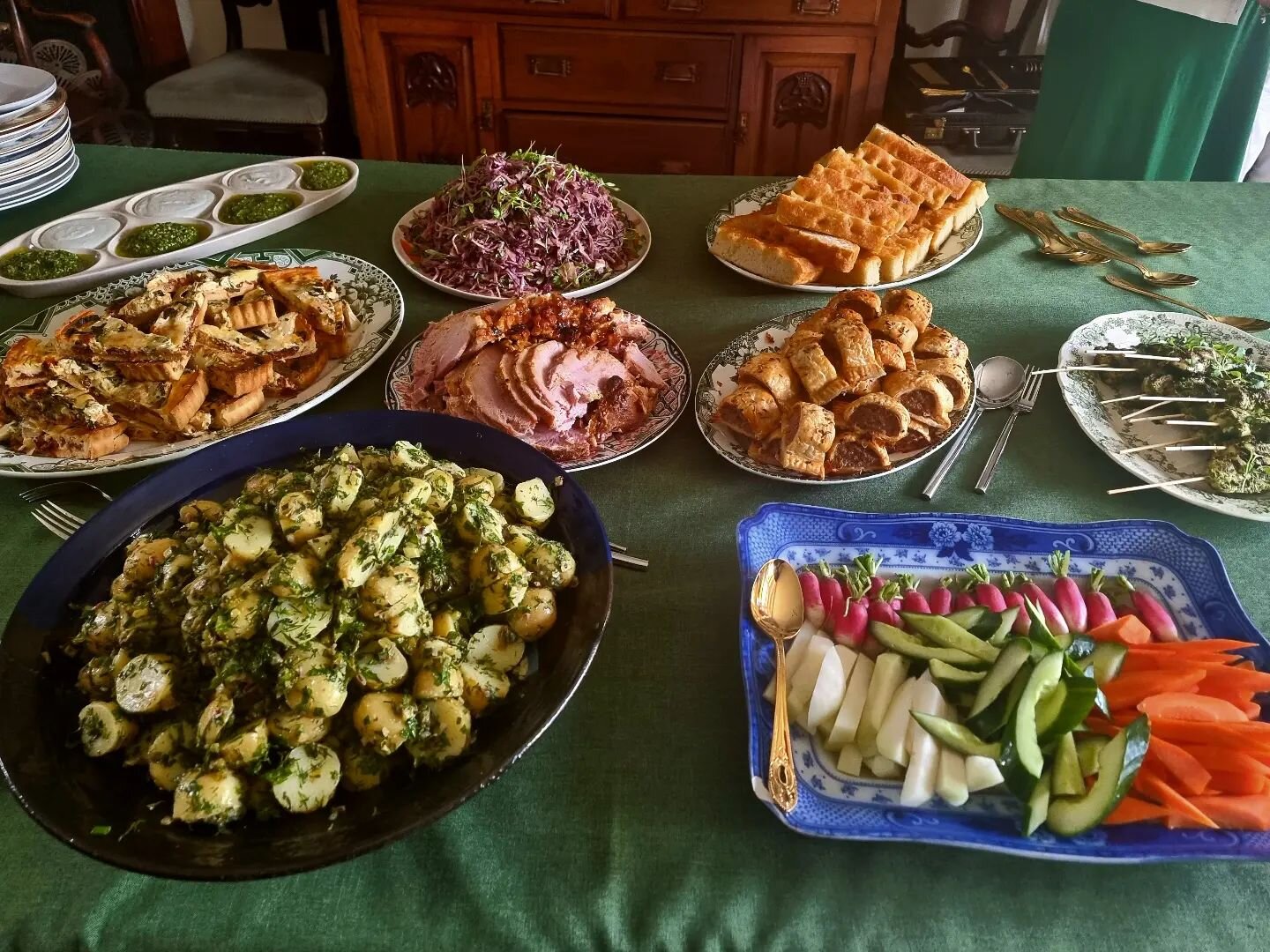 Happily catered this family get together on Sunday. They wanted a simple, traditional picnic style spread. Honey mustard ham, sausage rolls, tarts, foccacia, salads a plenty.
.
.
.
#dropofflunchkent #dropofflunchmargate #whitstablecaterer 
#foodbygeo