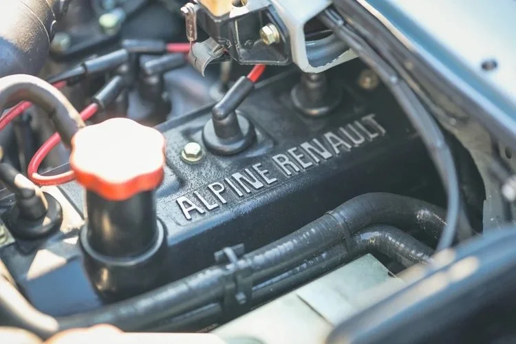 Motorraum eines Autos mit 