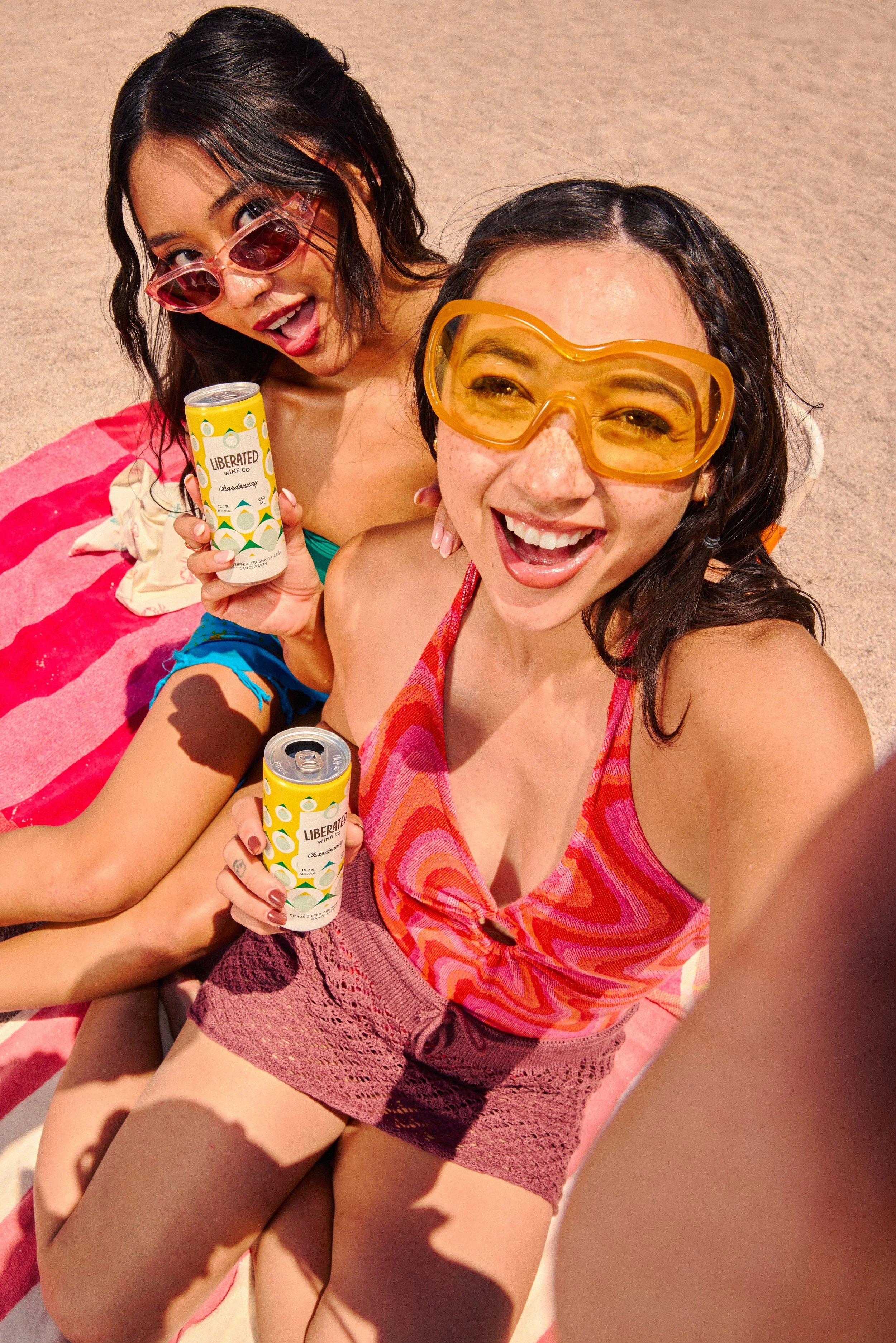 los-angeles-friends-at-the-beach-with-drinks.jpg