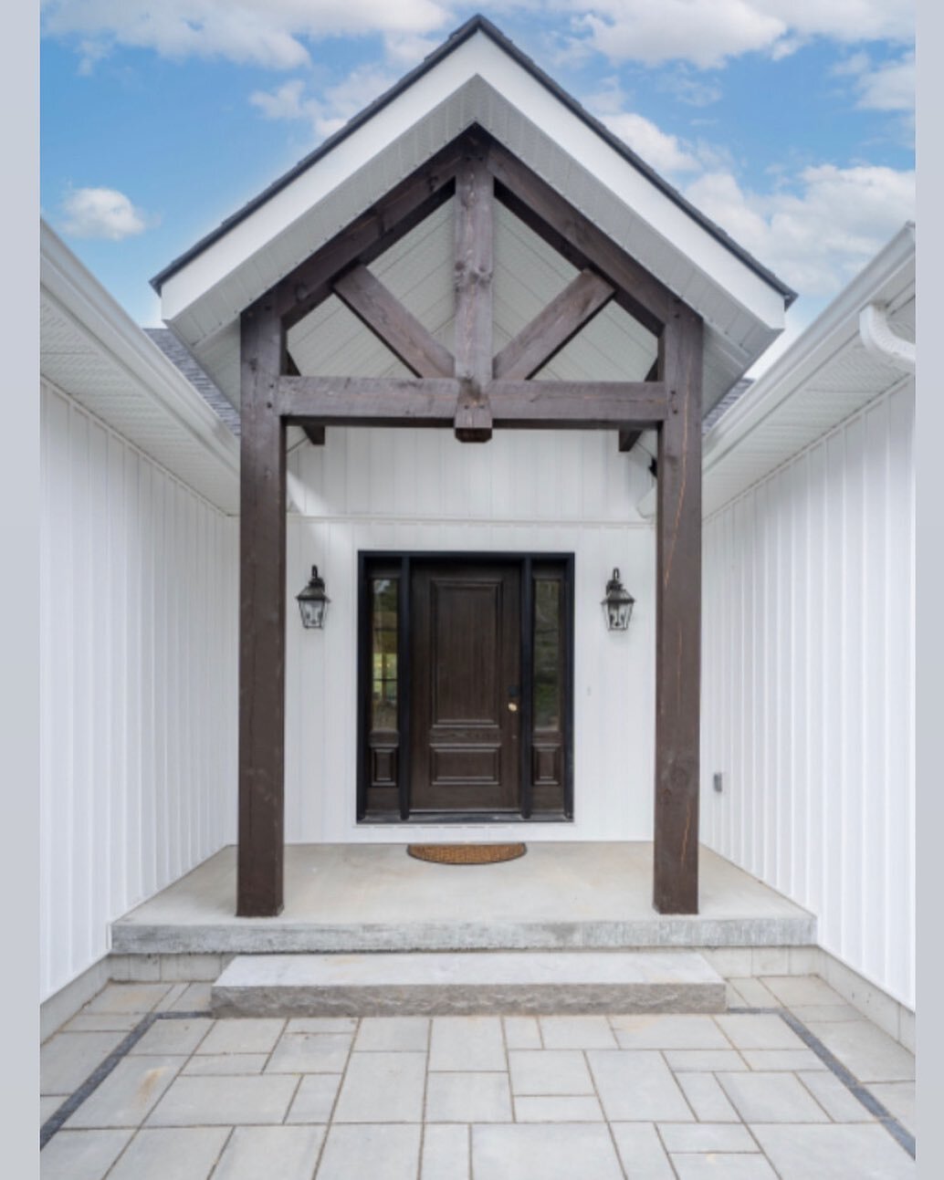 Clean and simple, front entry 

#kingpost
#customhomes