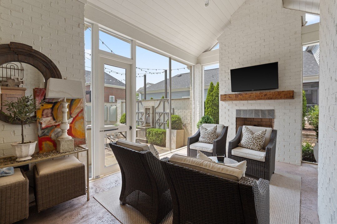 Temps are (slowly) dropping here in South Carolina, and nothing beats some porch evenings in the fall🍂​​​​​​​​
.​​​​​​​​
.​​​​​​​​
.​​​​​​​​
#jgilmerdesigns #interiordesign #interiordesigner #interiordesigngreenville #interiordesigngvl #greenvillein