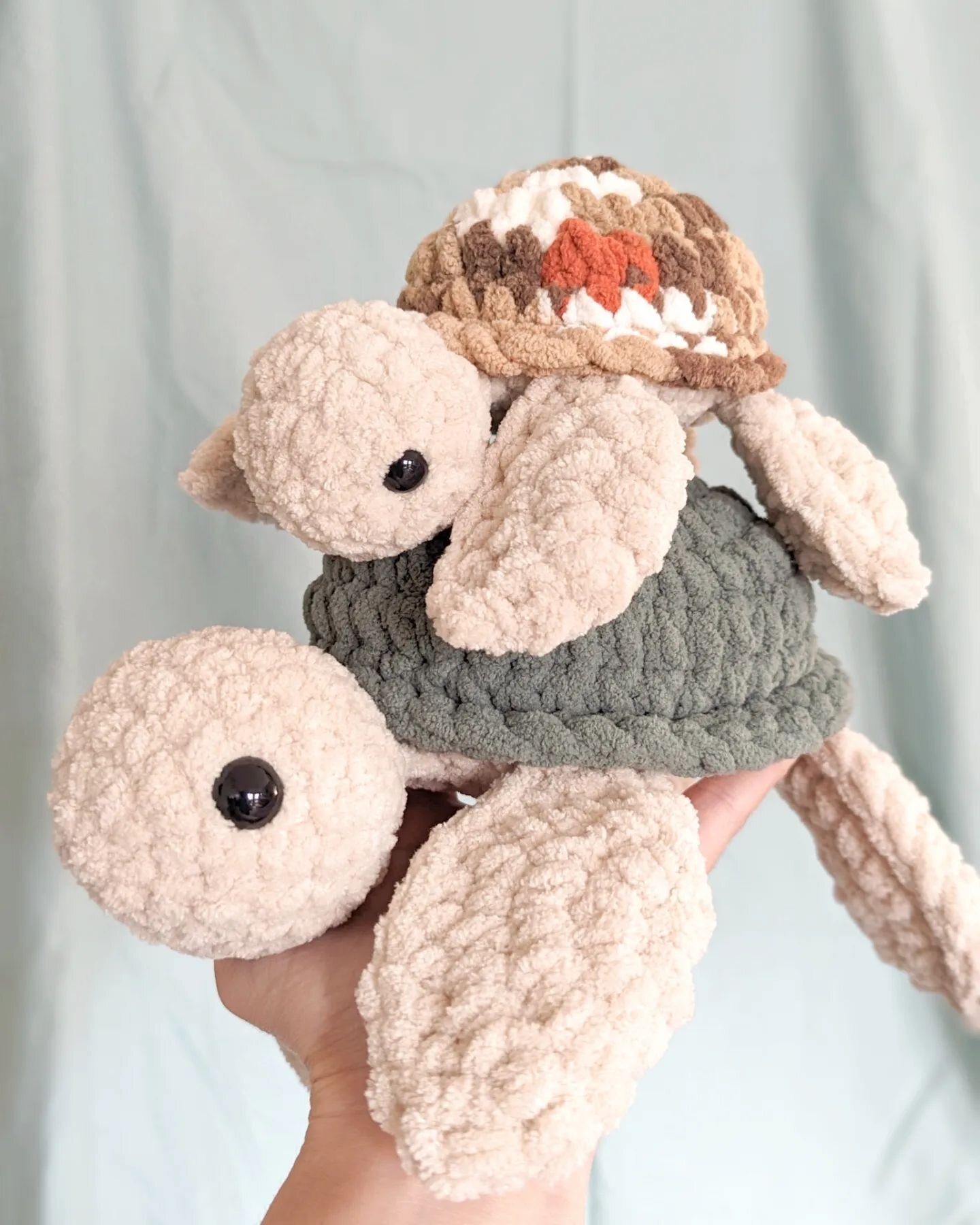 These sea turtles might be the most random thing I've ever made (probably besides my son's slug 🥴) but I love them so much! As soon as I saw the pattern from @cj.dsgn I knew I needed to make a few. 😍
.
Welp, now there's 2 sizes and 3 different colo