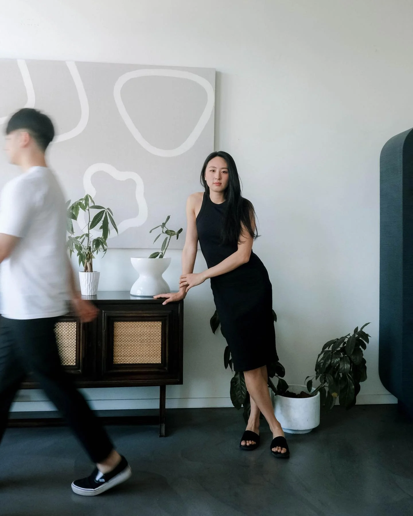 🚶🏻 🧍🏻&zwj;♀️