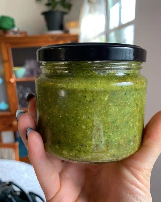 Batch Pesto 💚
Super easy, delicious and packed with nutrients.

Pesto is 
🌱 Rich in Antioxidants helping combat oxidative stress and inflammation.
🌱 Olive oil and pine nuts provide heart-healthy fats, promoting cardiovascular wellbeing and brain p