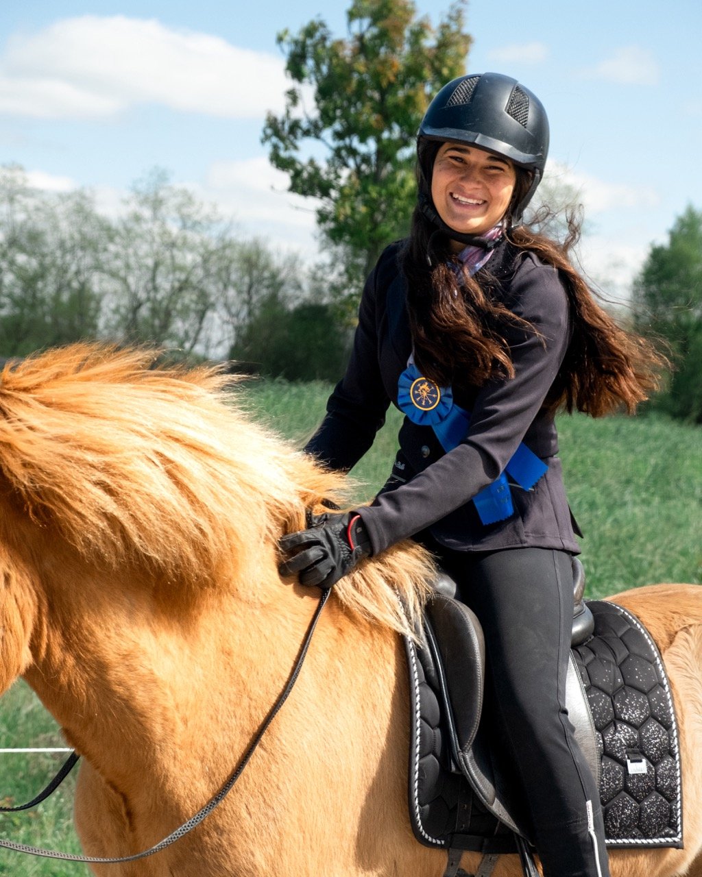 Maria is all smiles on her trusty Holdur! Blue ribbon for this team!