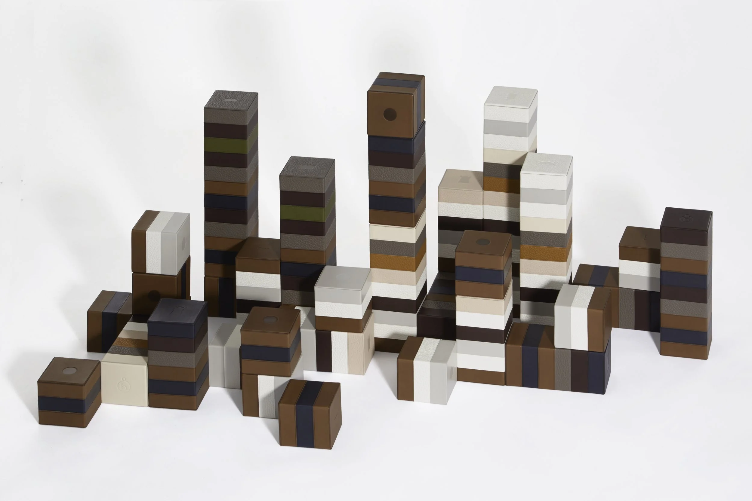 S. Parmentier x petit h Table d'appoint : jeu d'echec8.jpg