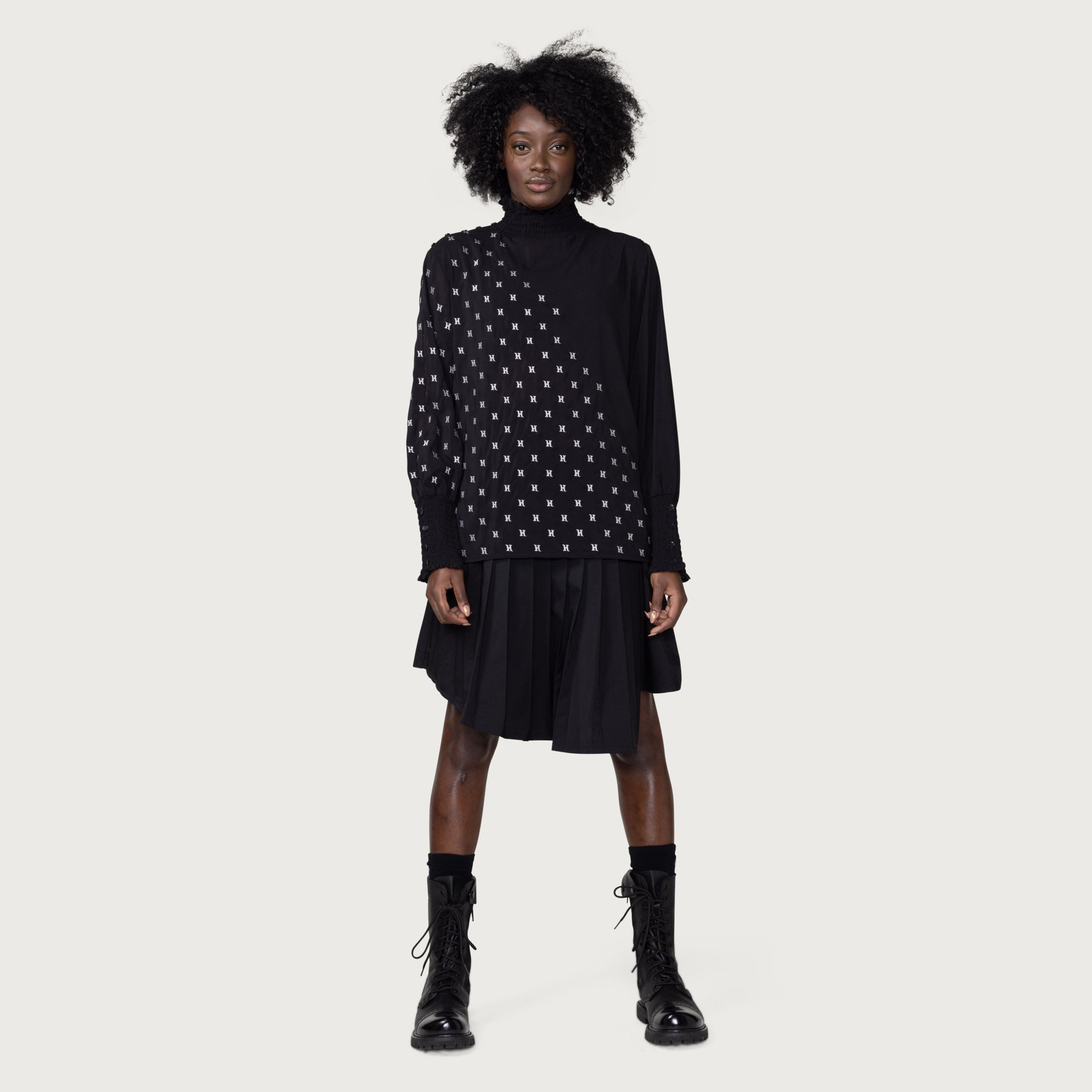 SP23_WMNS_ONBODY_MONOGRAM TURTLE NECK_BLACK_01.jpeg