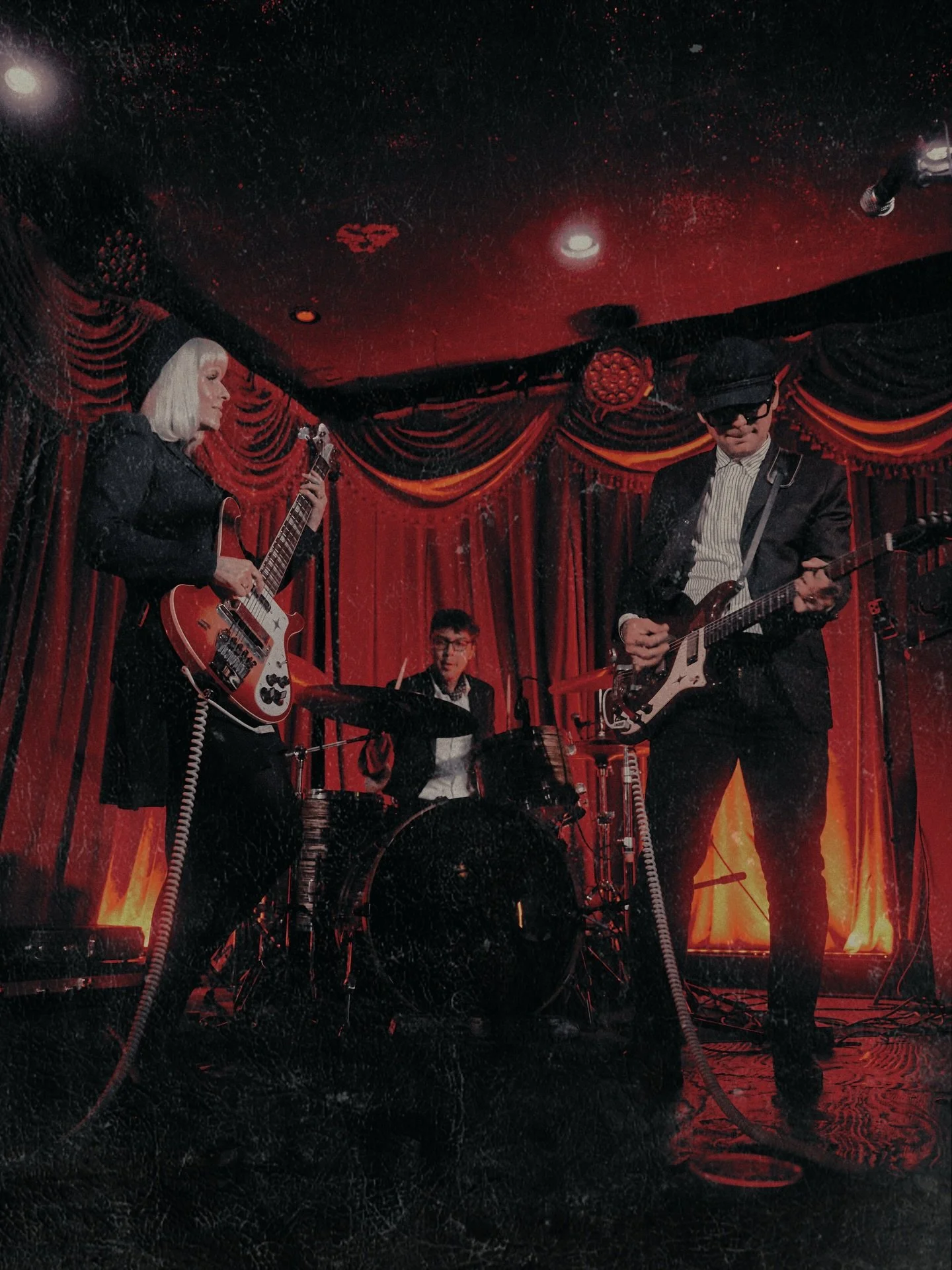 @heebieandthejeebies live at @alexsbarlbc 

this one was so much fun yall killed it out there🎸
s/o @davedaquan for the invite😎📸