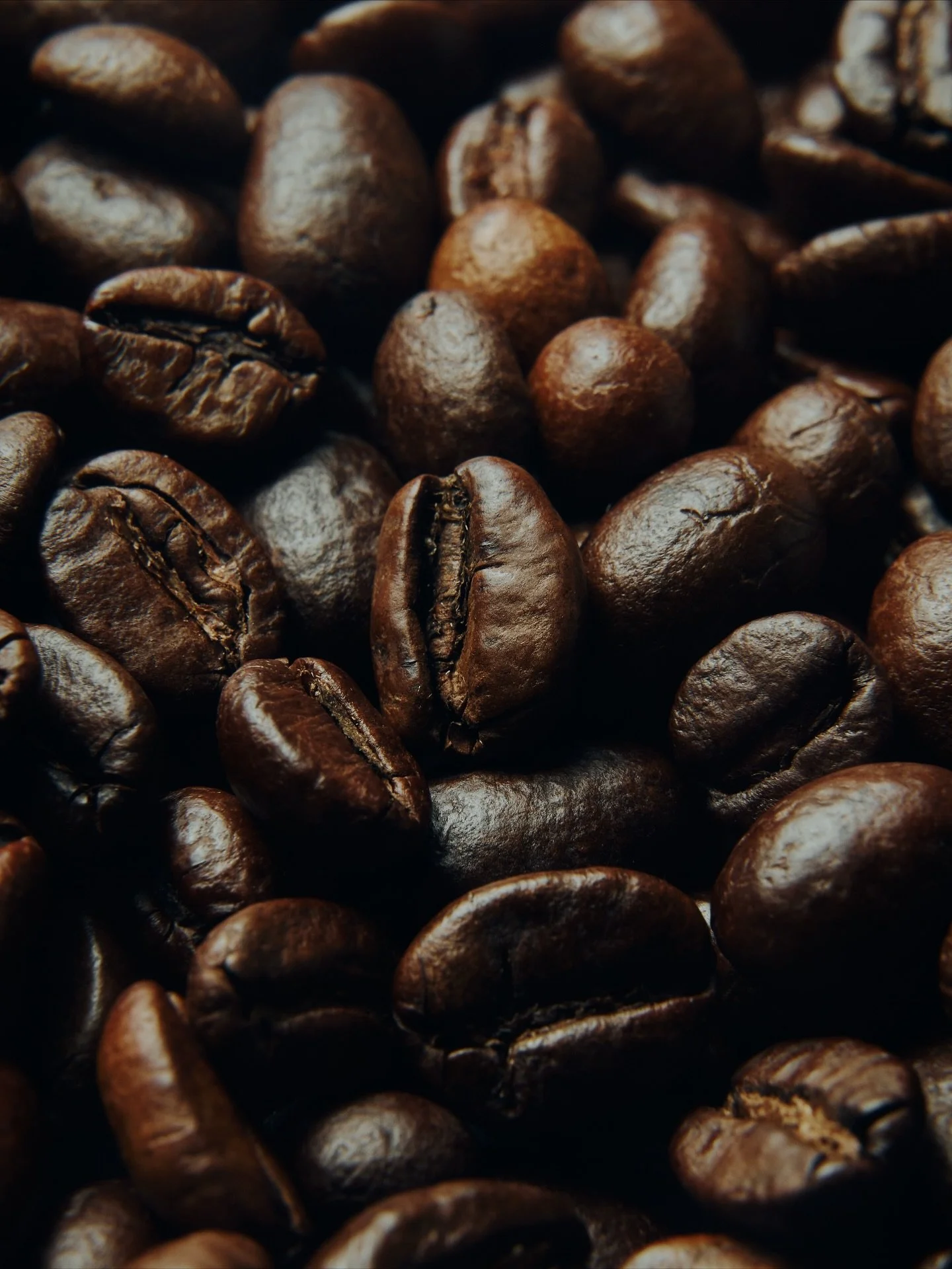 wake up and smell the coffee☕️
enjoy some macro shots taken of some coffee beans I have yet to grind😅 *cue coffee bean by travis scott*

am i up this early or did i schedule this post, we'll never know
