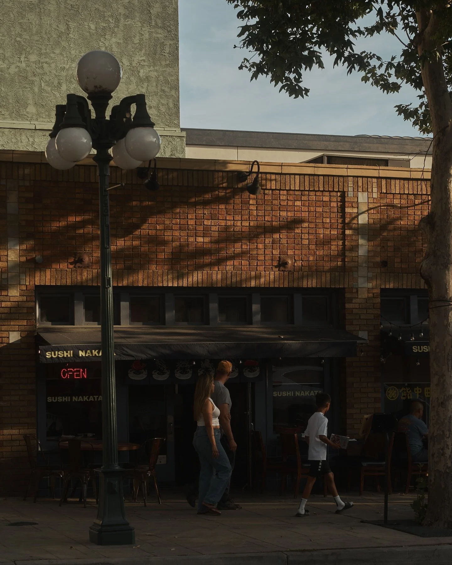 finding pockets of light w/ @davedaquan 

went on a lil photowalk around old town monrovia just to shoot for fun. a nice break to step back and take my time w each shot📸 of course that real nice warm light didnt kick in til the end of the walk