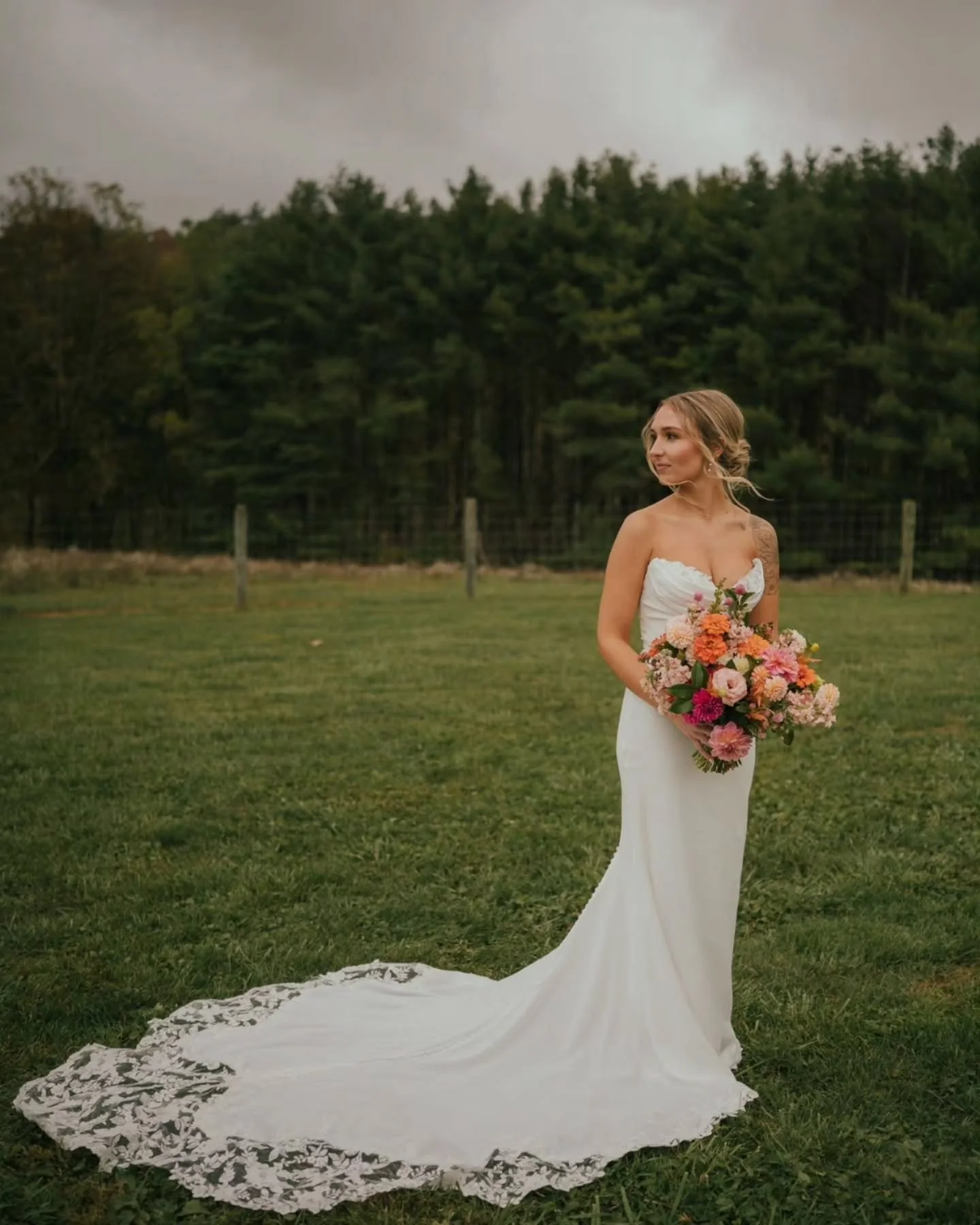 If y'all don't look through all of these, I'm gonna be mad. 😤😂 
THE FIRST LOOK ARE YOU KIDDING! I was sobbinggggg! 😭
I'm so in love with these, with Leah and AJ, this day, this job. Such a pleasure to work along side so many amazing and talented v