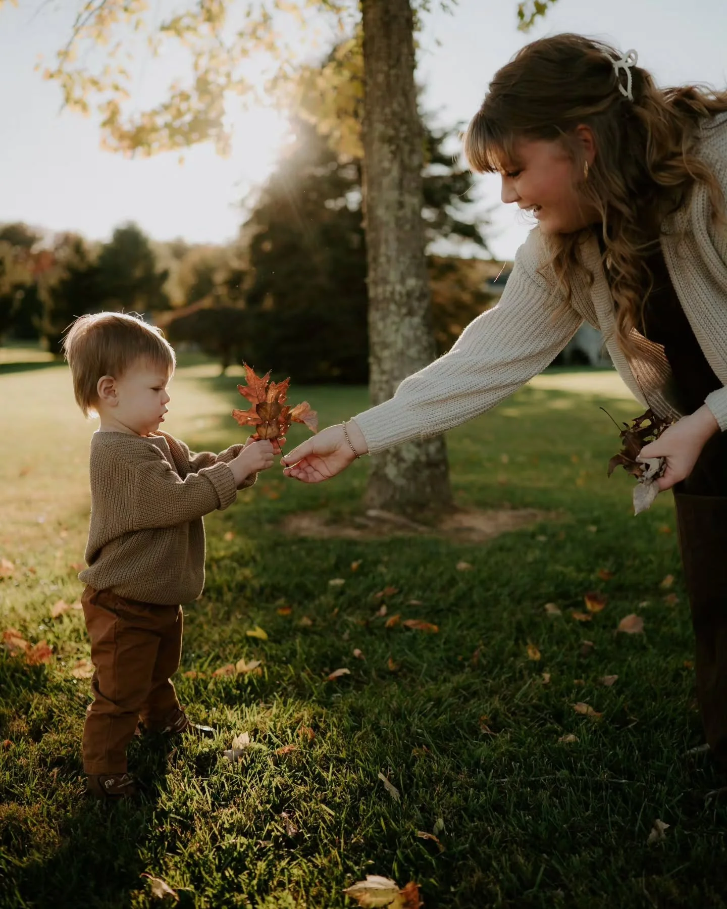 Fall minis were so sweet and special this year. 
Getting to document how much your babies have grown since our last session together makes my heart swell. Thank you to those who come back again and again. It means so much 😭❤️🥹