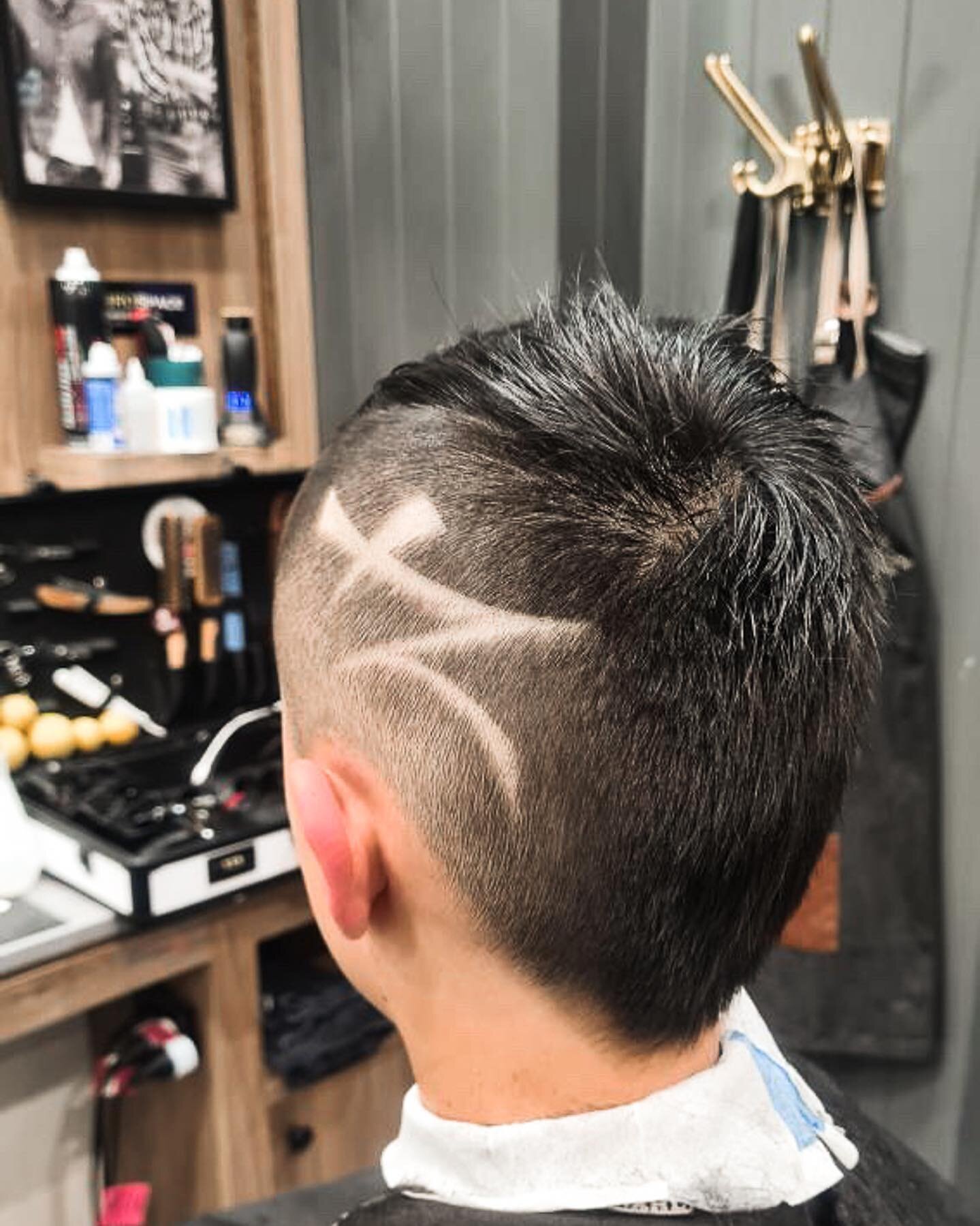 Look at the design technique on this fresh fade! 🥶✂️💇&zwj;♂️ Locations 🔗in bio!

#BarbershopExpressAU #MensGroomingDoneBetter #DesignLines #Fade #MensHairDesign