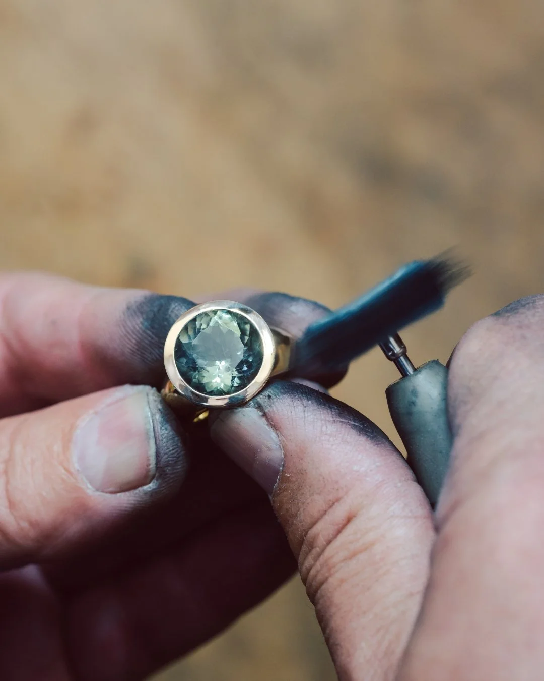 Shine matters. We show you how to get it, step by step. Workshops now enrolling.
Prep first: sand 320&rarr;400&rarr;600&rarr;800&rarr;1200. If you see a scratch at 400, you&rsquo;ll see it after polish.
Two-step buff: Tripoli pre-polish, Rouge for sh